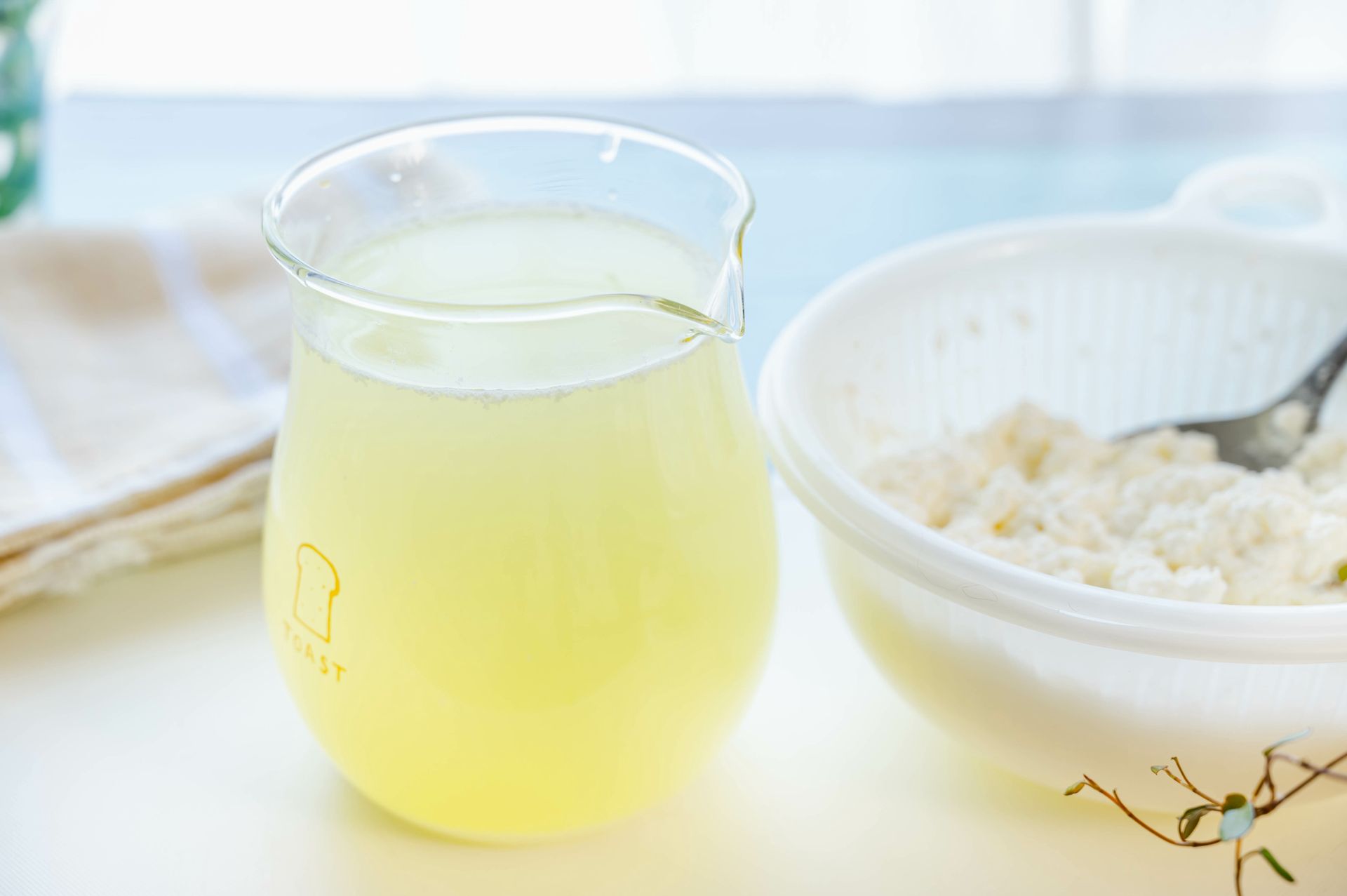 Wielu wylewa do zlewu, a szkoda. To babciny sposób na podkręcenie smaku zupy