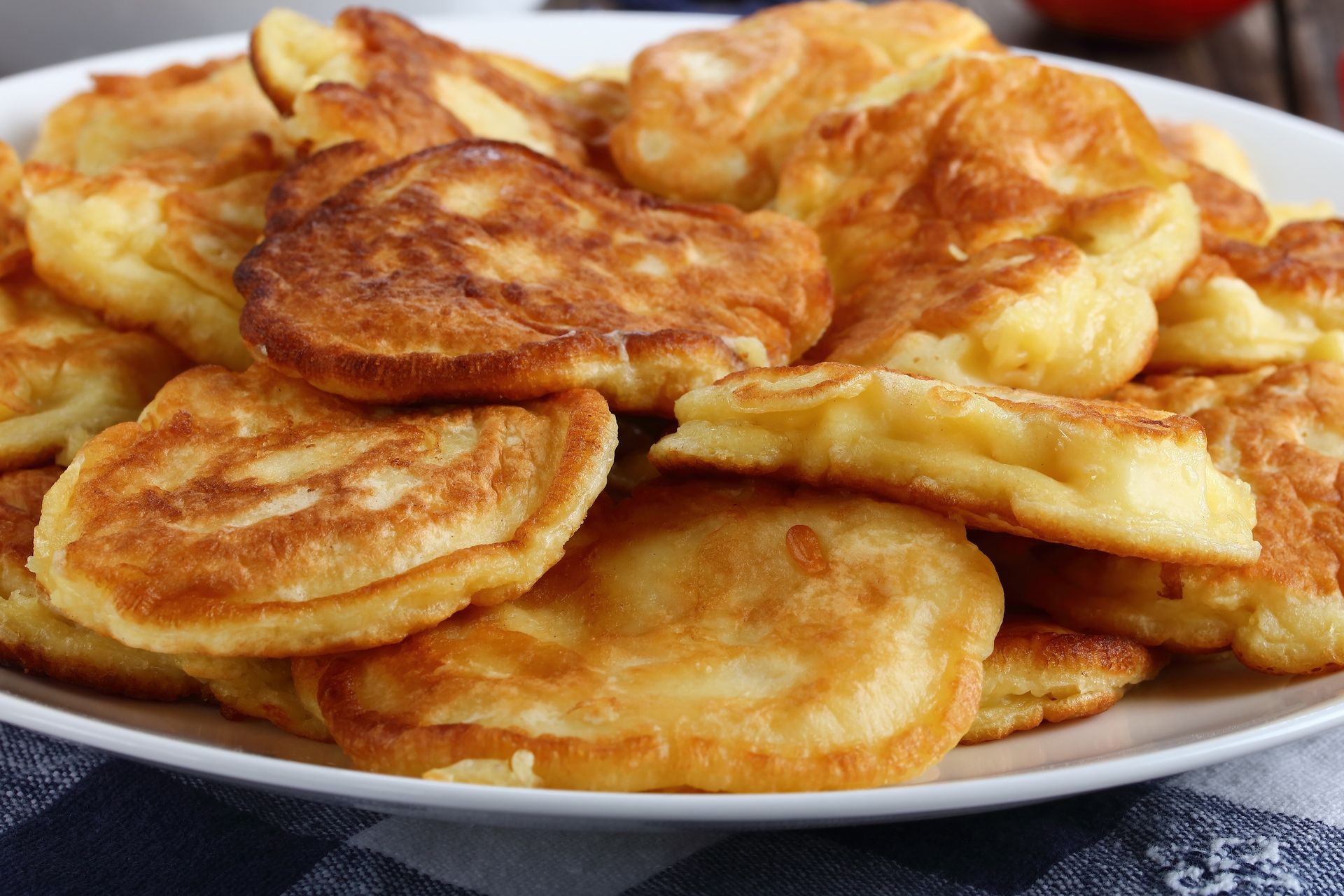 Racuchy robię bez drożdży. Są puszyste jak obłoczki i mięciutki w środku