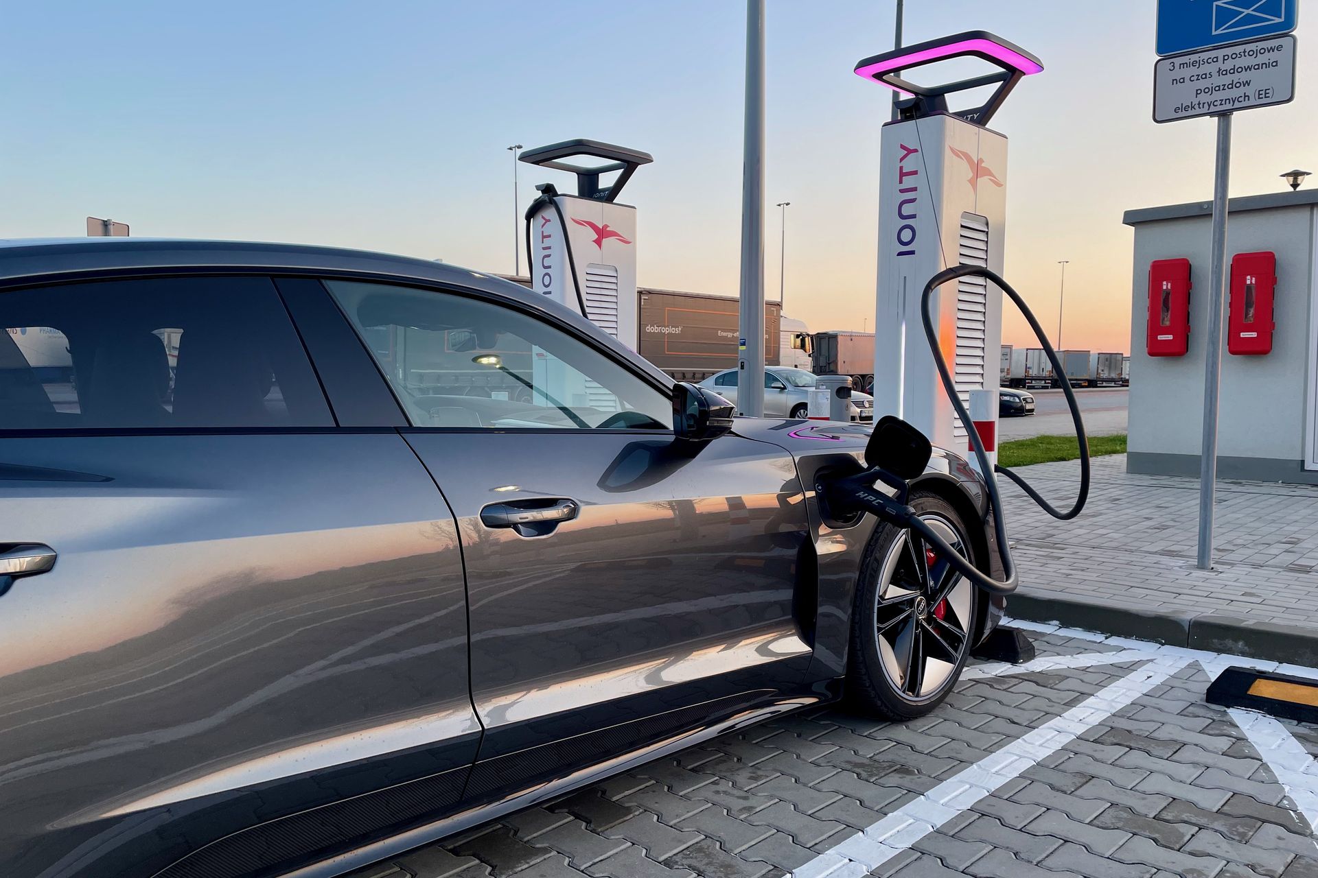 Kongres Nowej Mobilności 2026: co z dopłatami do samochodów elektrycznych? Eksperci są podzieleni