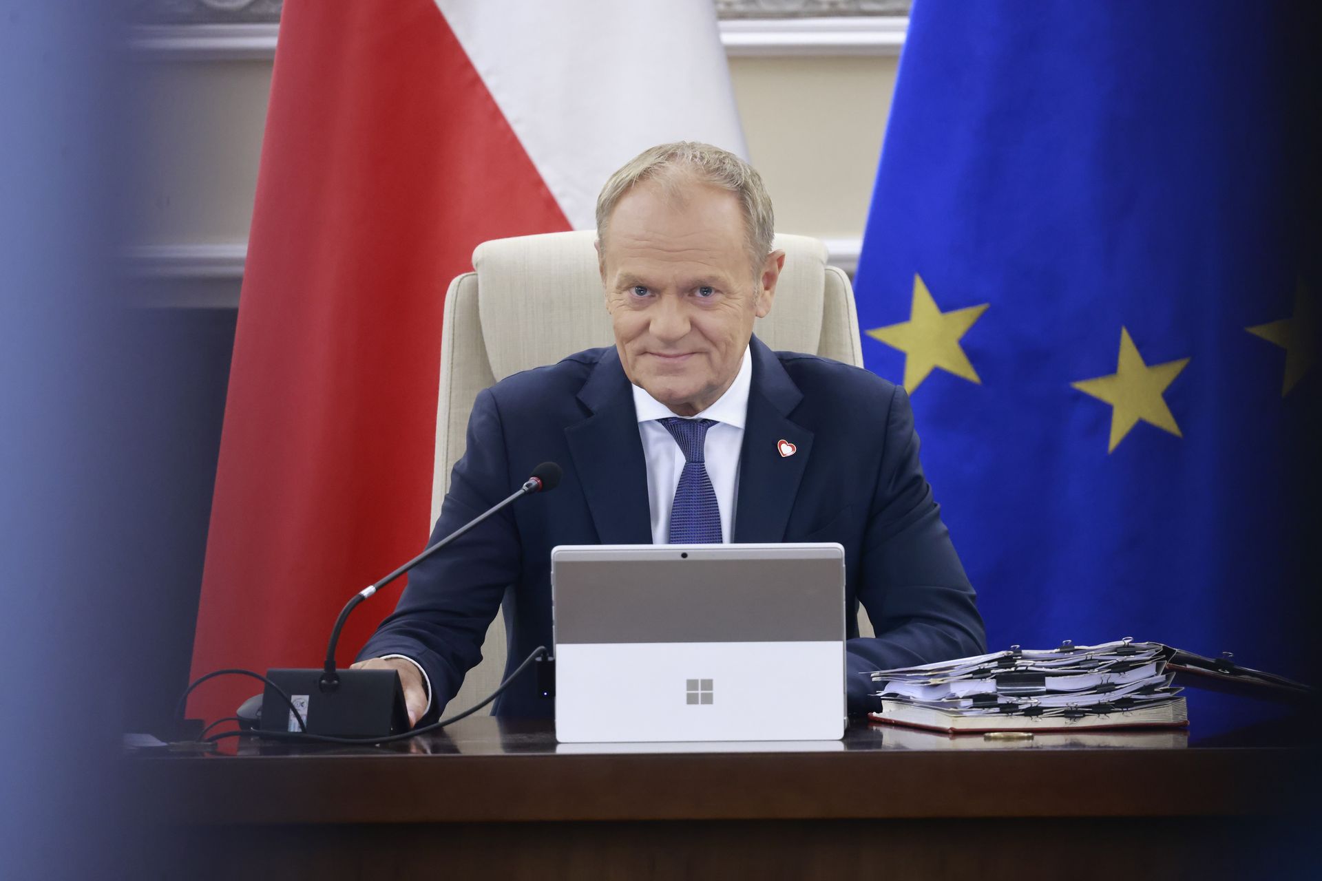 Wtorkowa ofensywa rządu: zakaz telefonów w szkołach i ograniczenie dostępu do treści dla dorosłych