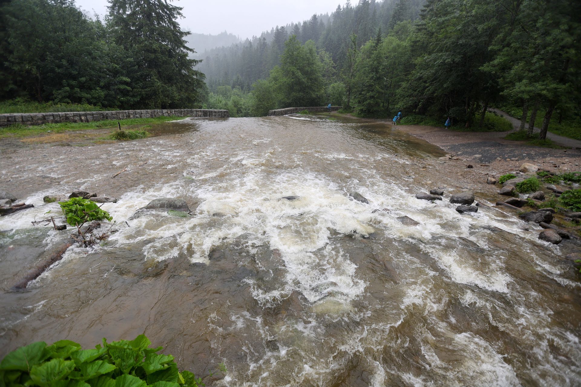 Trudna sytuacja wokół Morskiego Oka. Leje się woda