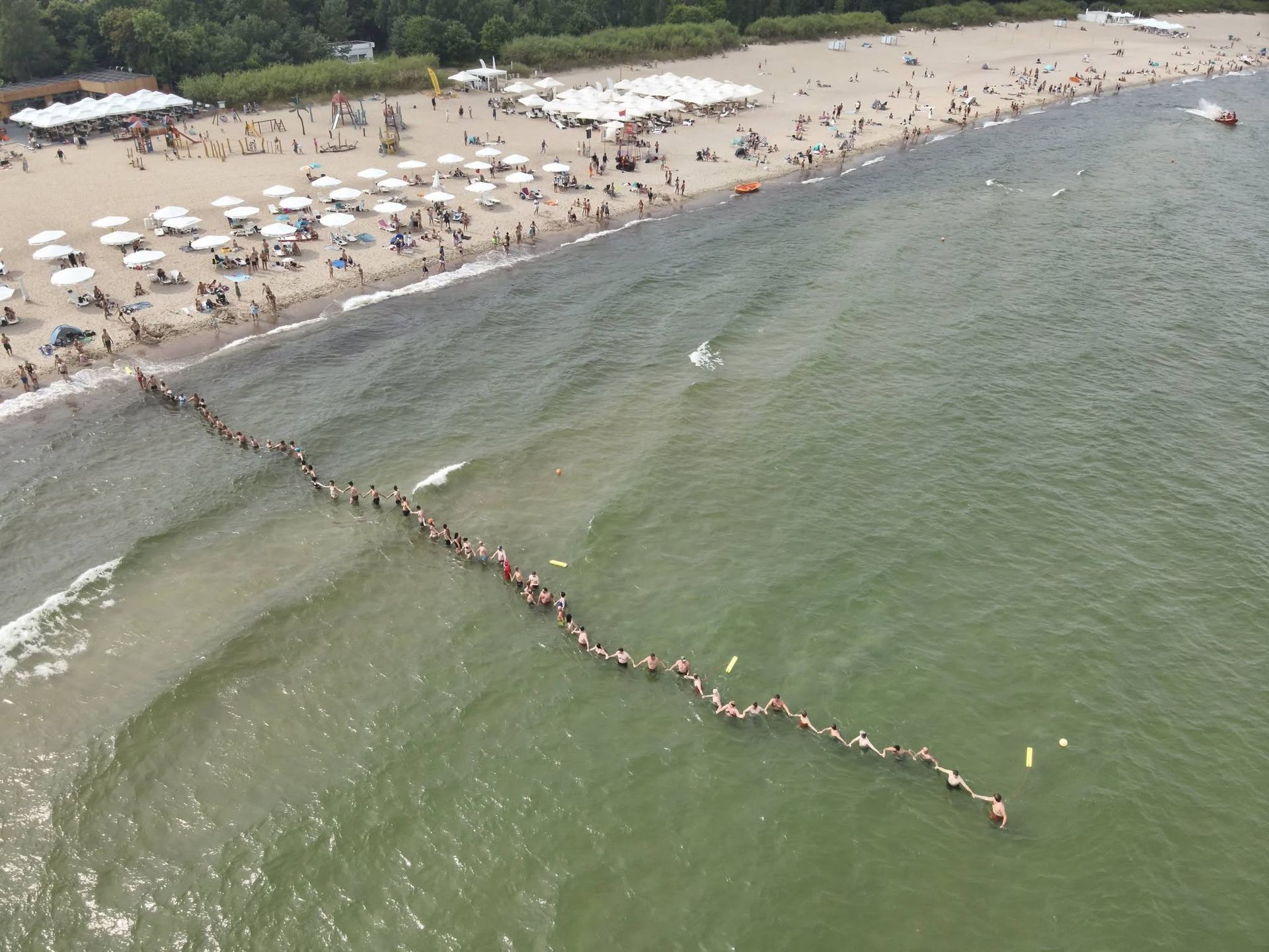 Siedmiolatek zaginął na plaży. Utworzyli dwa łańcuchy życia