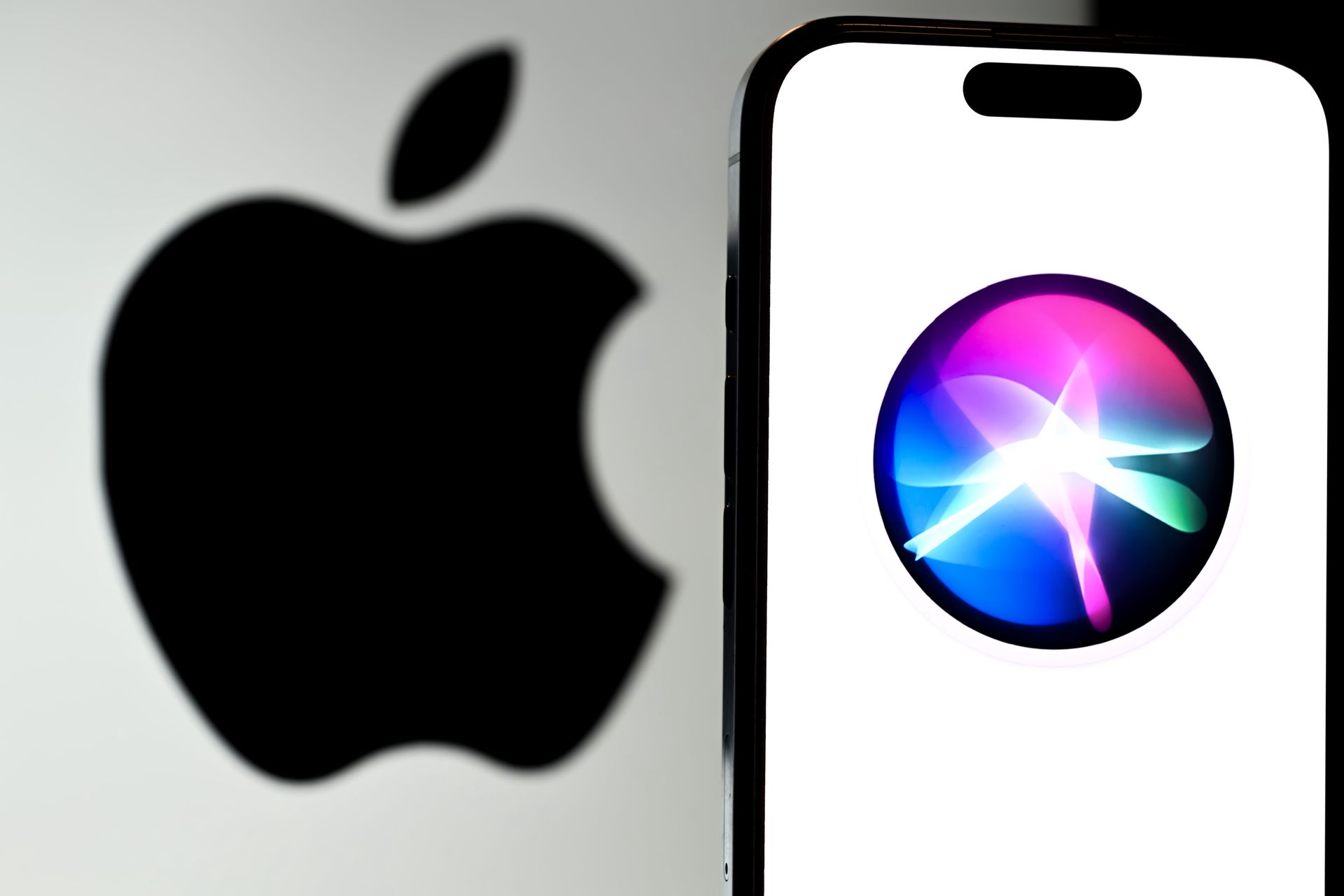 Apple rozważa wykorzystanie AI Gemini od Google do ulepszenia Siri