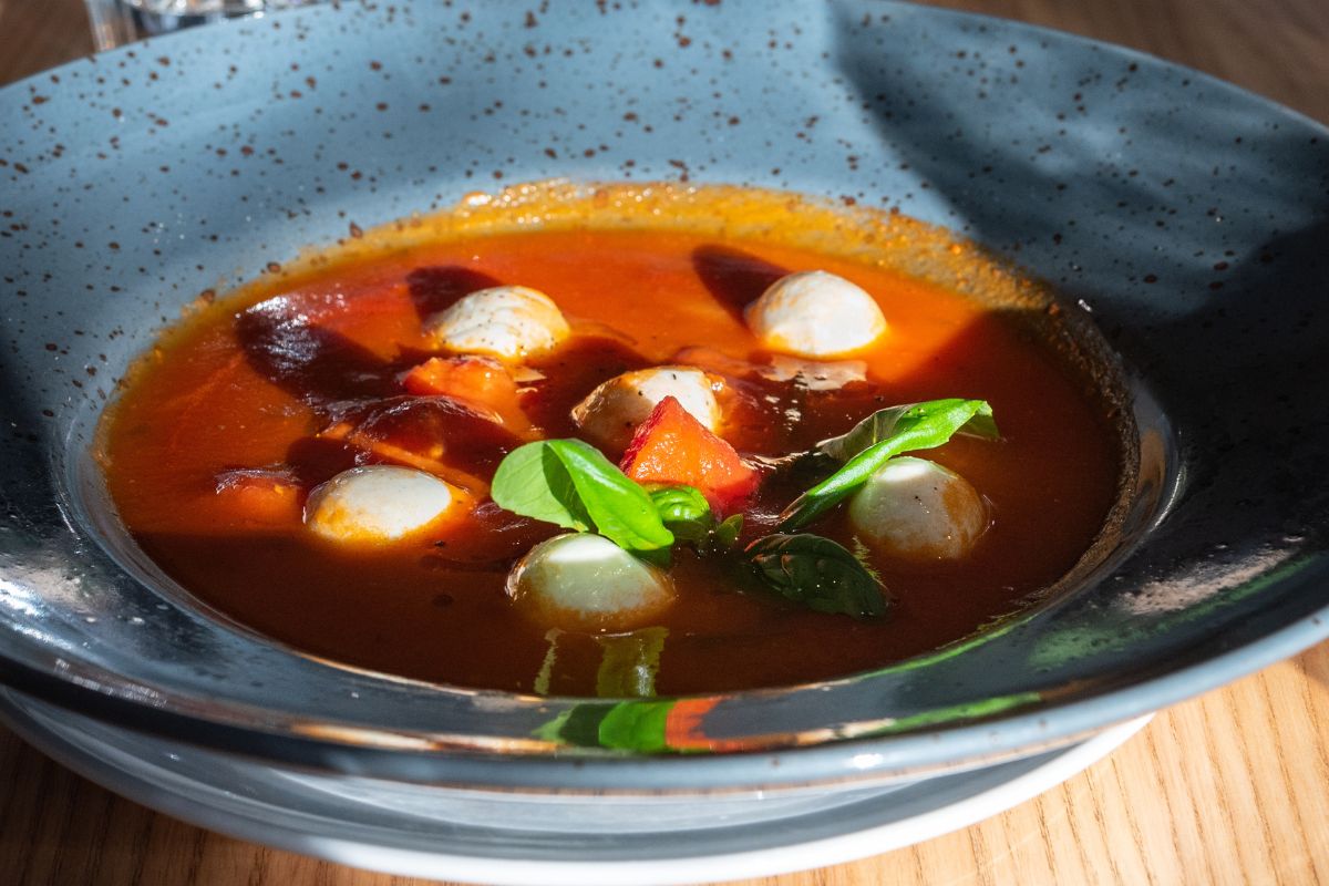 Zupę pomidorową robię w indyjskim stylu. Podaję z ciągnącym dodatkiem