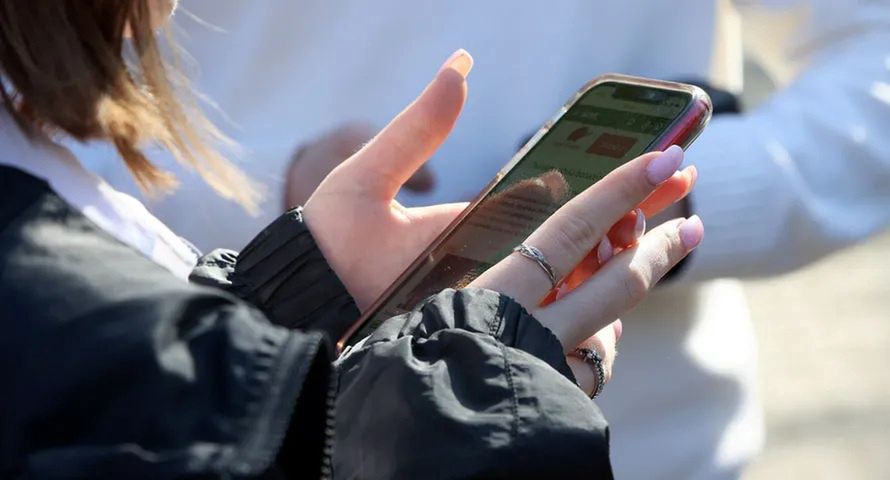 Ekspertka: telefony uszkadzają oczy