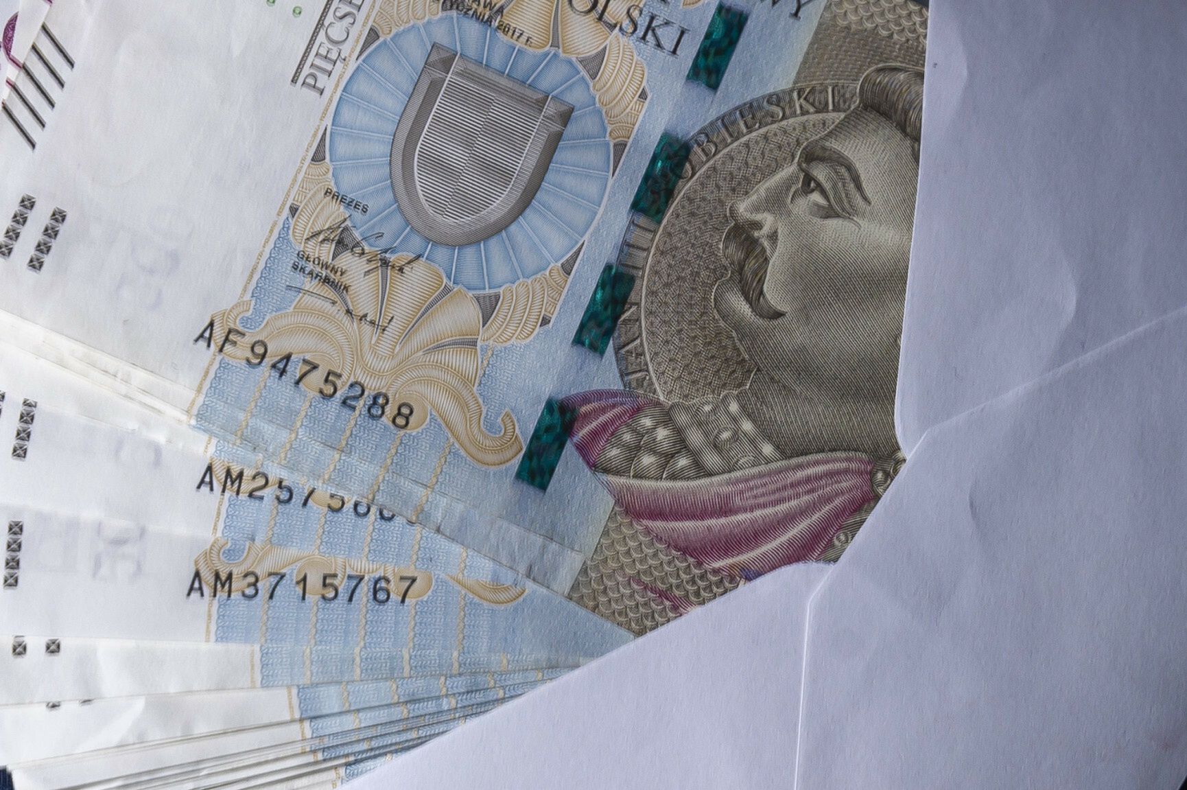 Koniec "kopert pod stołem"? Tylu Polaków zna kogoś, kto bierze łapówki