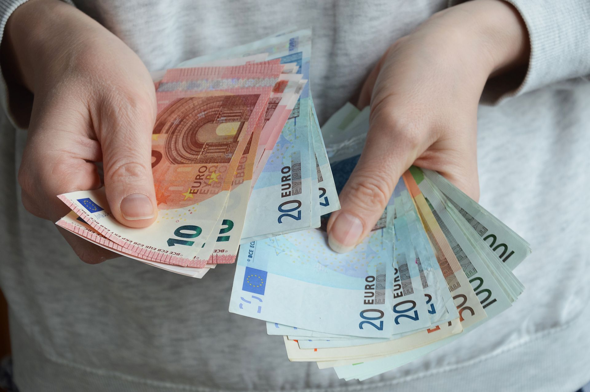 Niebywałe sceny na włoskim wybrzeżu. 600 tys. euro trafiło do wody