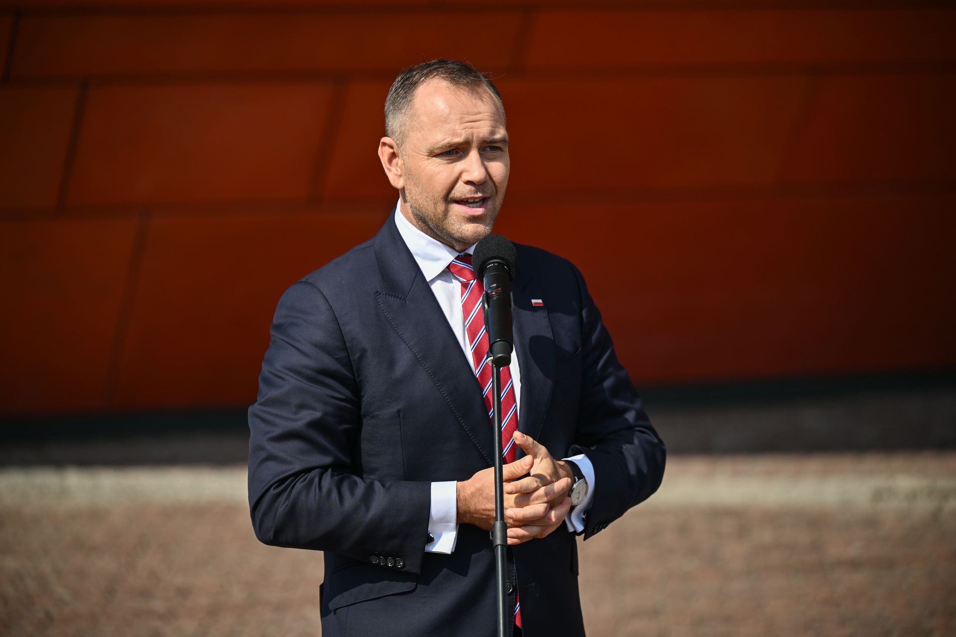 "Skandaliczne wydarzenia". Nawrocki o banderowskiej fladze na koncercie