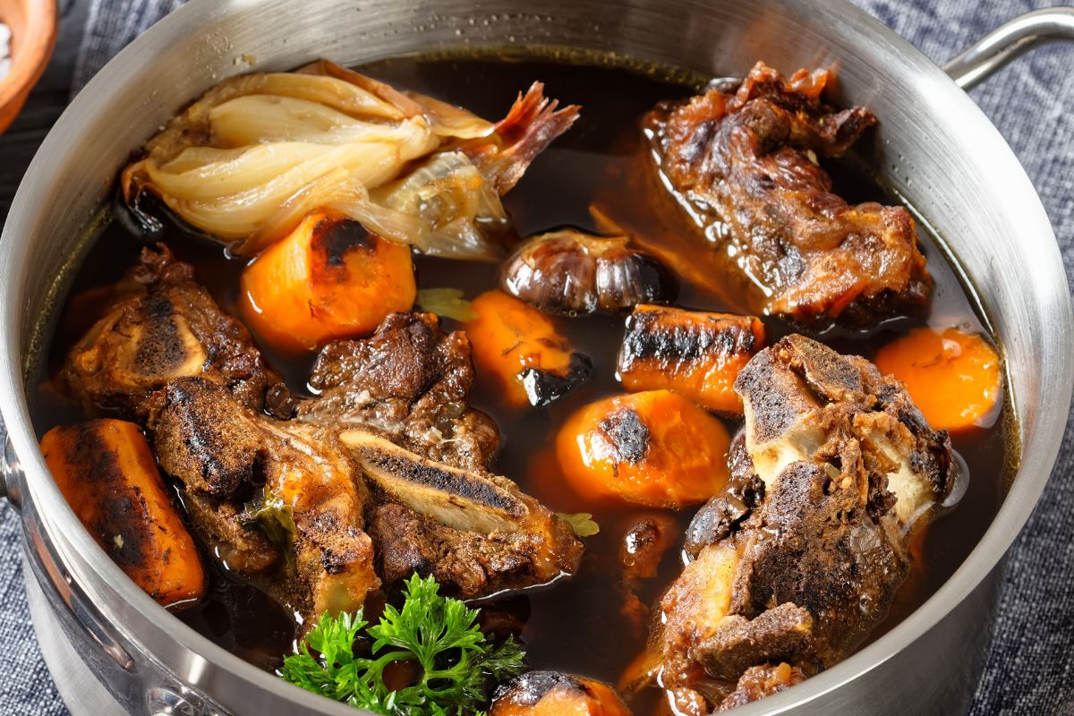 Magda Gessler gotuje rosół na tym mięsie. Podkreśla, iż to najlepszy wybór, bo zupa jest esencjonalna