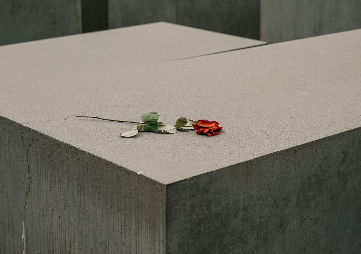 Co można zrobić z kontem zmarłej osoby? Sprawdzamy polityki platform social media