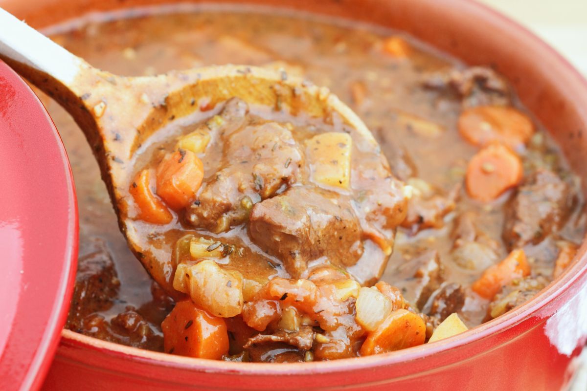 Babcia robi gulasz na niecodziennym mięsie. Jest kruche, delikatne i zdrowe