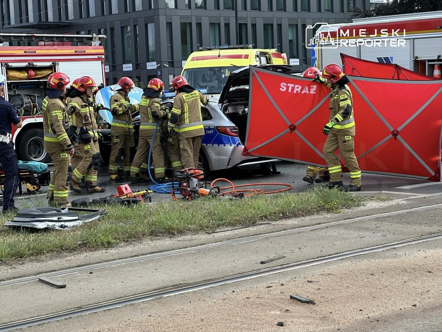 Wypadek z udziałem radiowozu. Policjant był zakleszczony w pojeździe