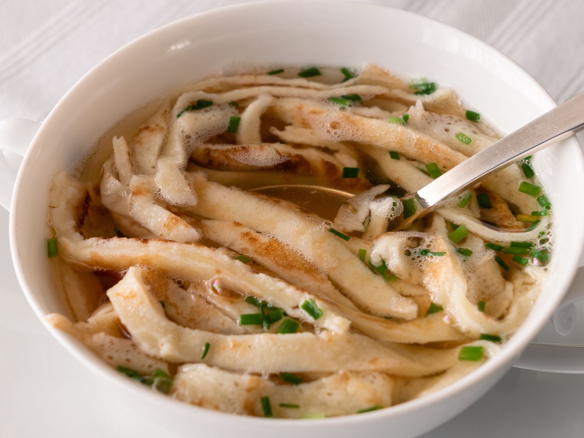 Kroję na paseczki i zalewam rosołem. W Austrii tak jedzą od lat