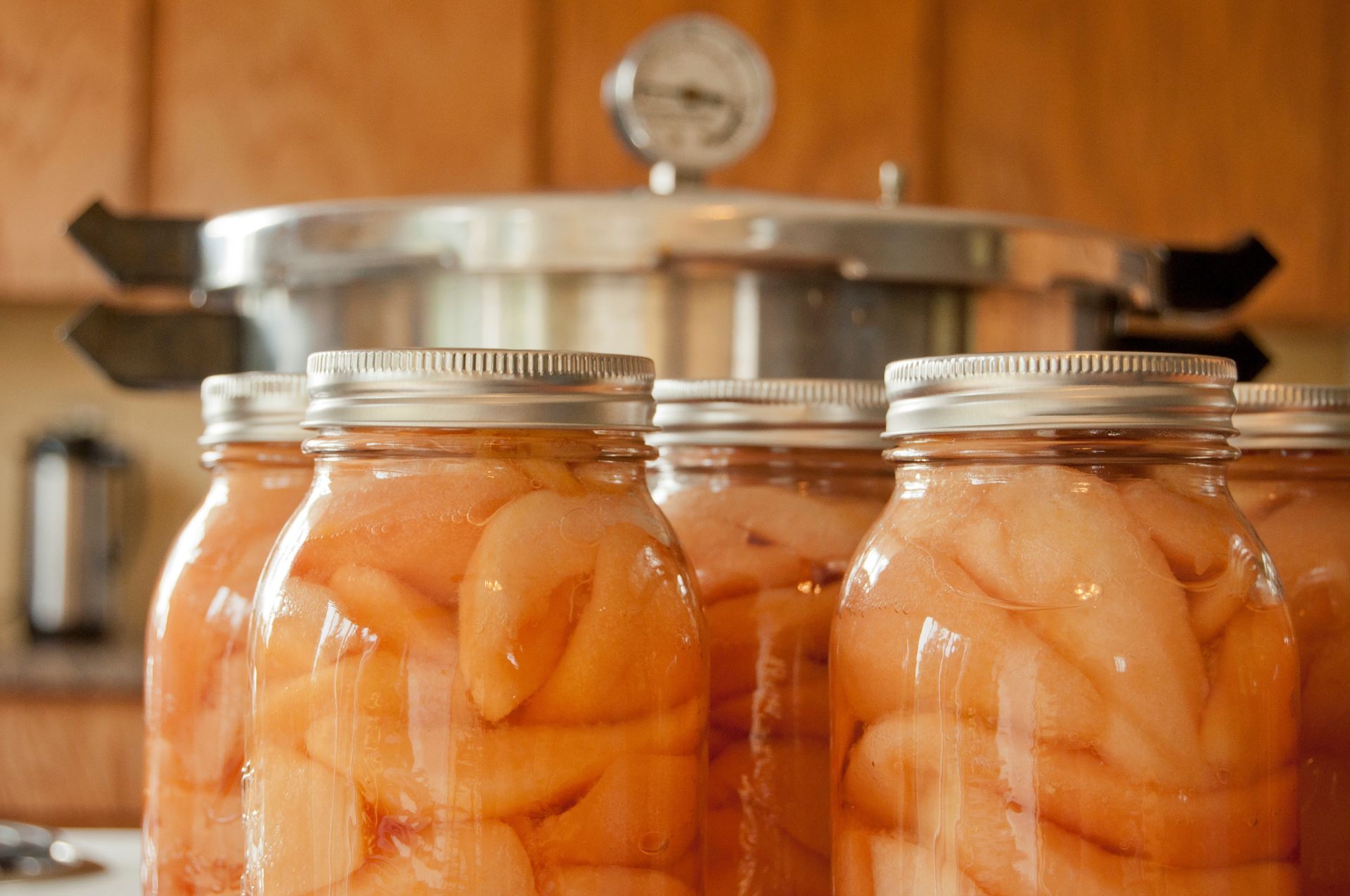 Zalewam owoc syropem i zamykam w słoiku. To słodka przekąska na zimę