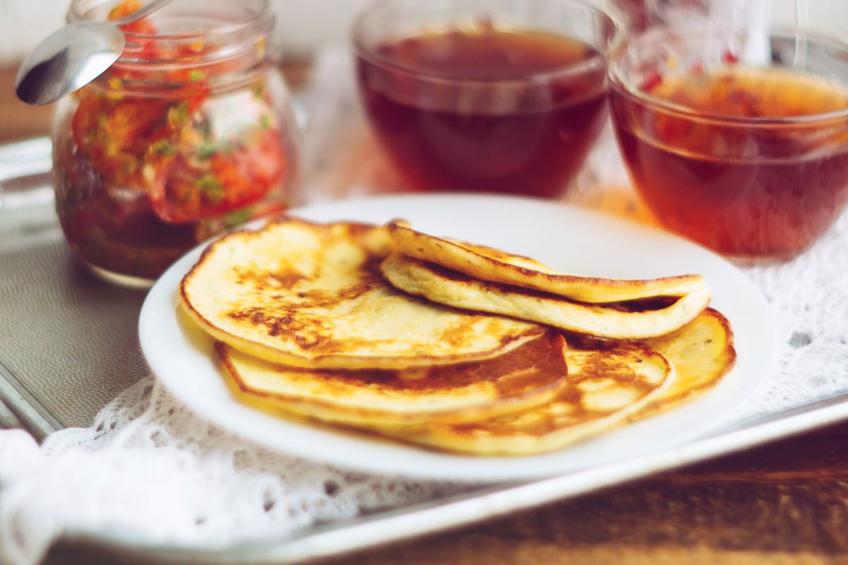 Biorę 2 jajka i 2 banany. W 10 minut mam górę mięciutkich śniadaniowych placuszków