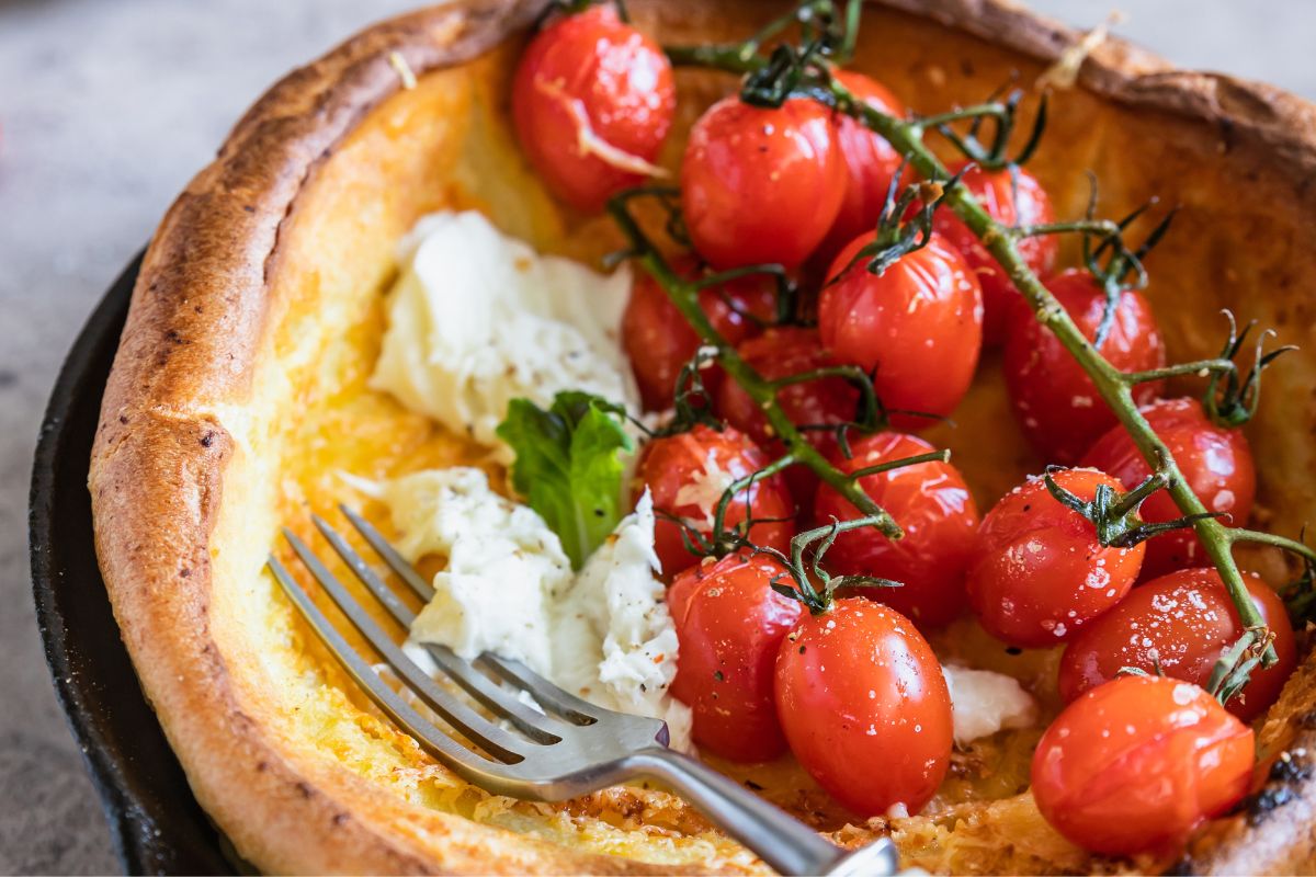 Ubij na pianę i podaj na wytrawnie. Jajecznica wygląda biednie przy takim śniadaniu