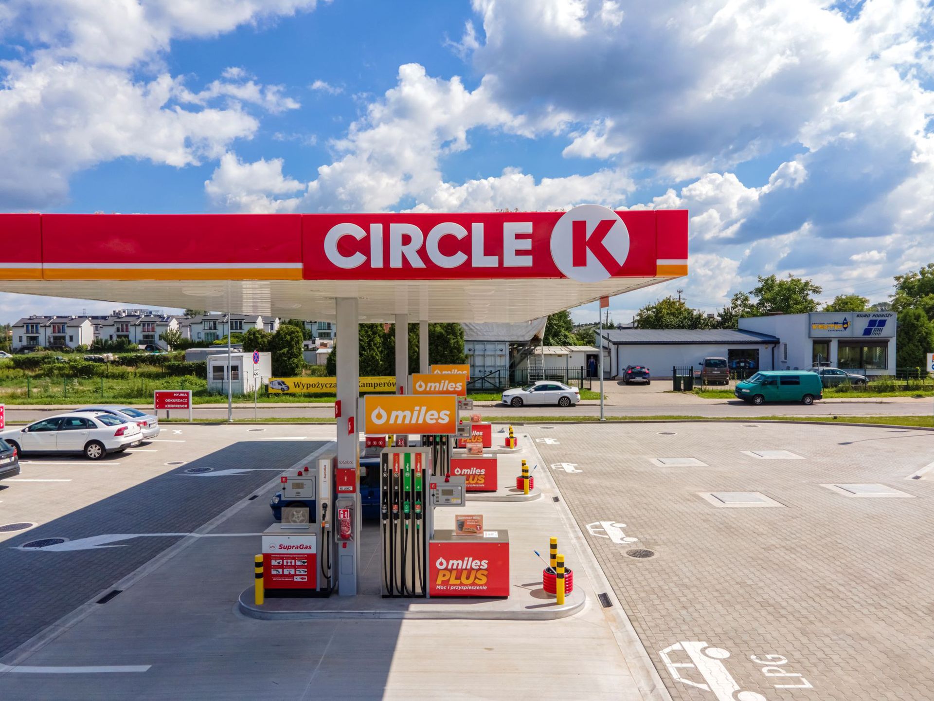 Circle K ogłasza promocję "Fuel Day": 12 czerwca ceny paliwa z rabatem 50 groszy na litr. Skorzystaj z niższych cen na 400 stacjach w Polsce