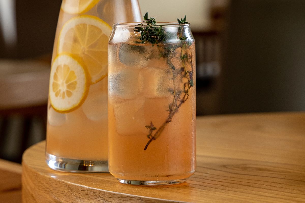 Dodaj kilka gałązek do lemoniady. Odświeża i łagodzi objawy stresu