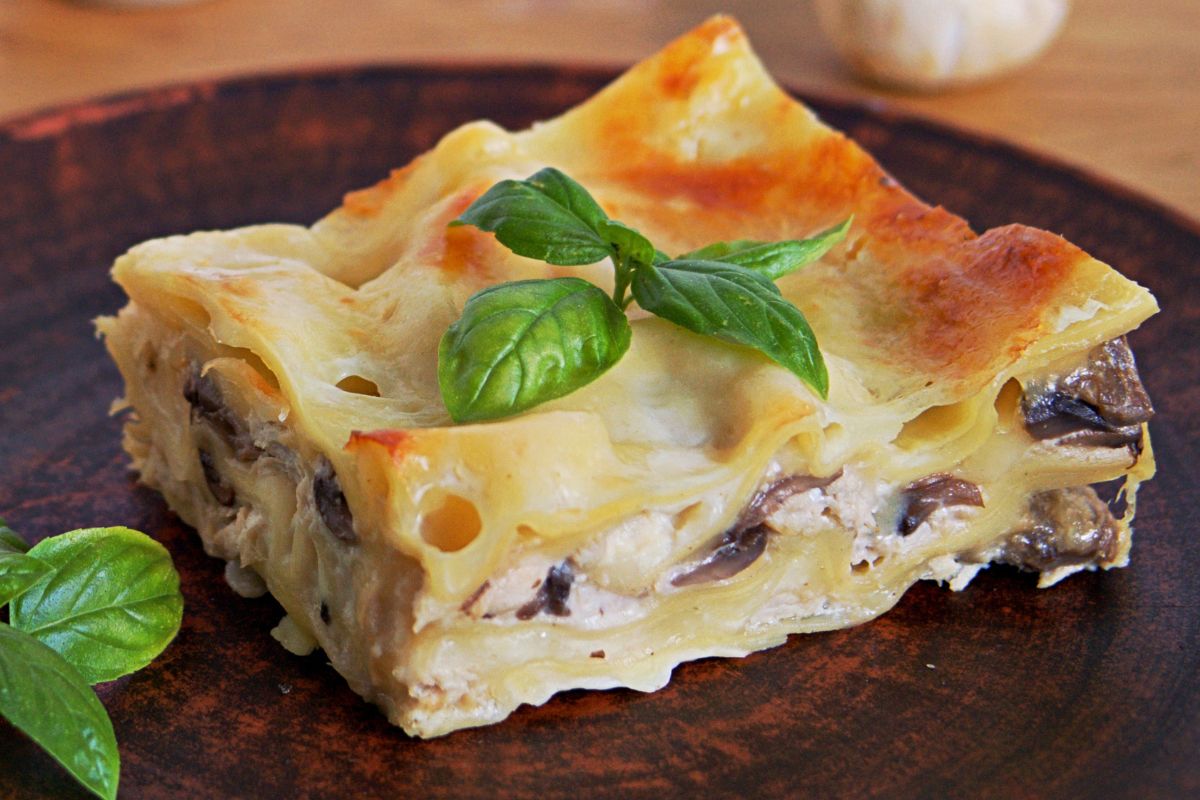 Na widok tej lazanii Włoch złapie się za głowę. W polskiej wersji smakuje najlepiej