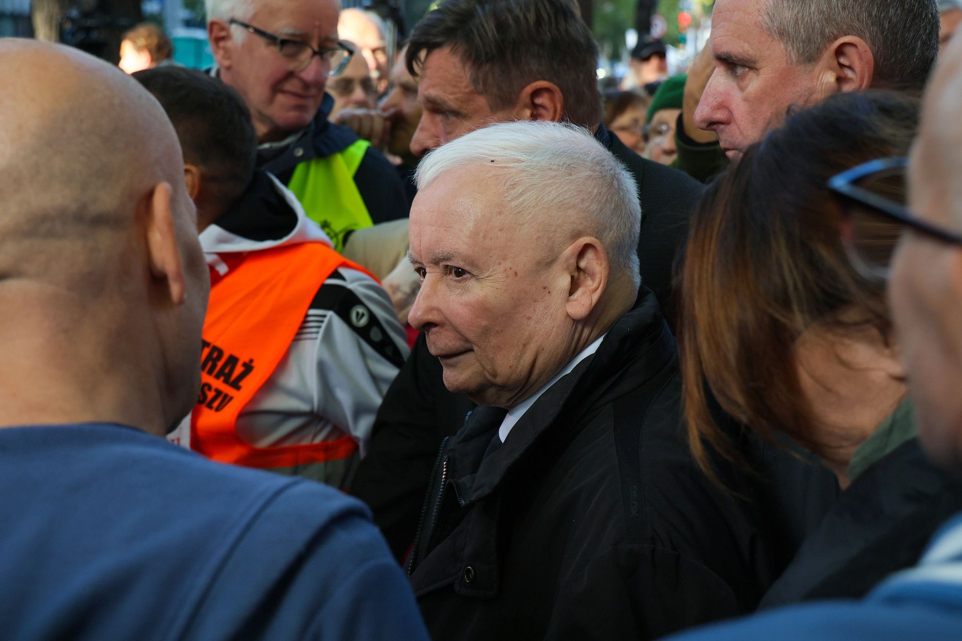 Manifestacja przed TK. Kaczyński grzmi: "Władza odrzuciła prawo"