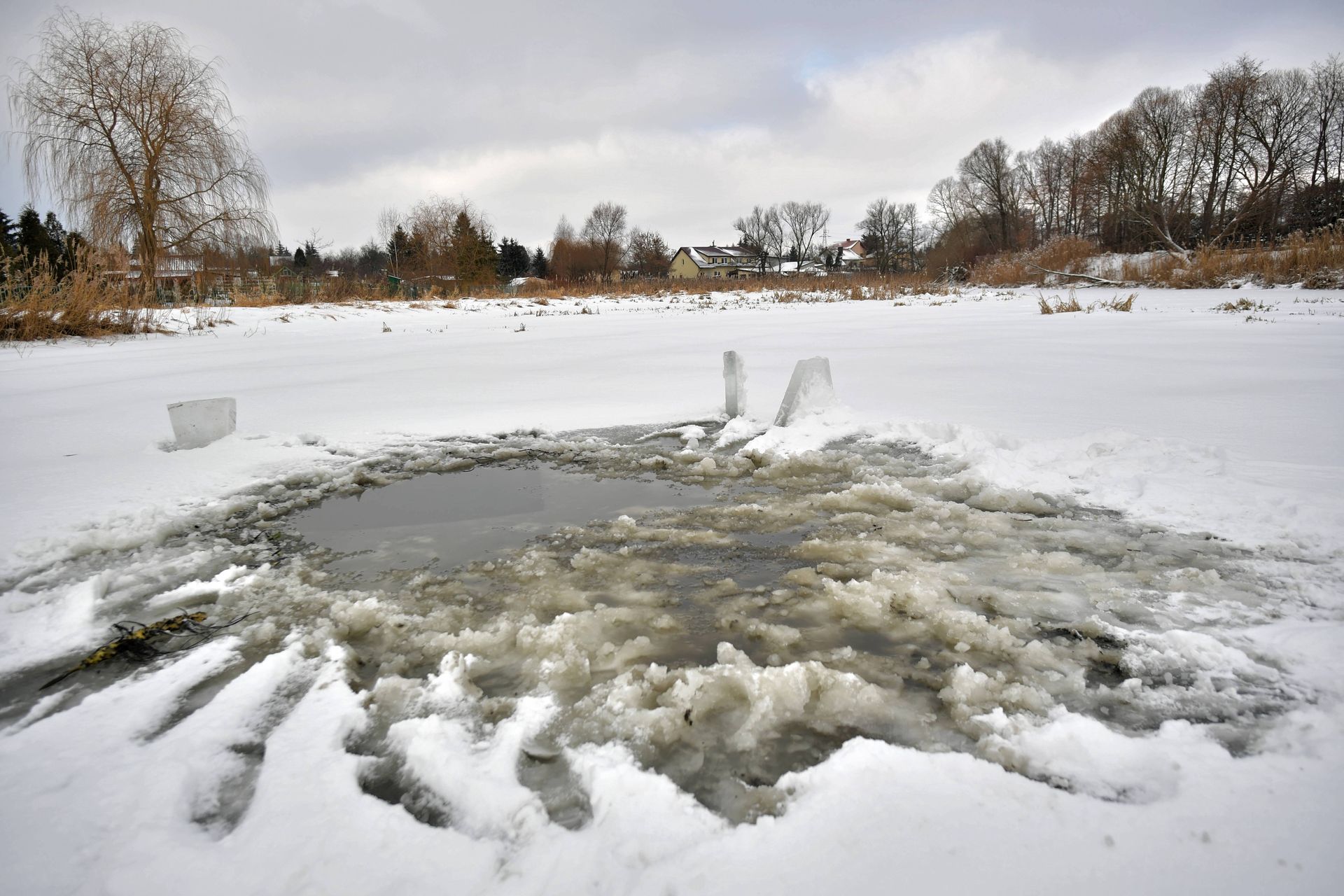 Lód załamał się pod 9-latkami. Przechodzień ruszył na pomoc