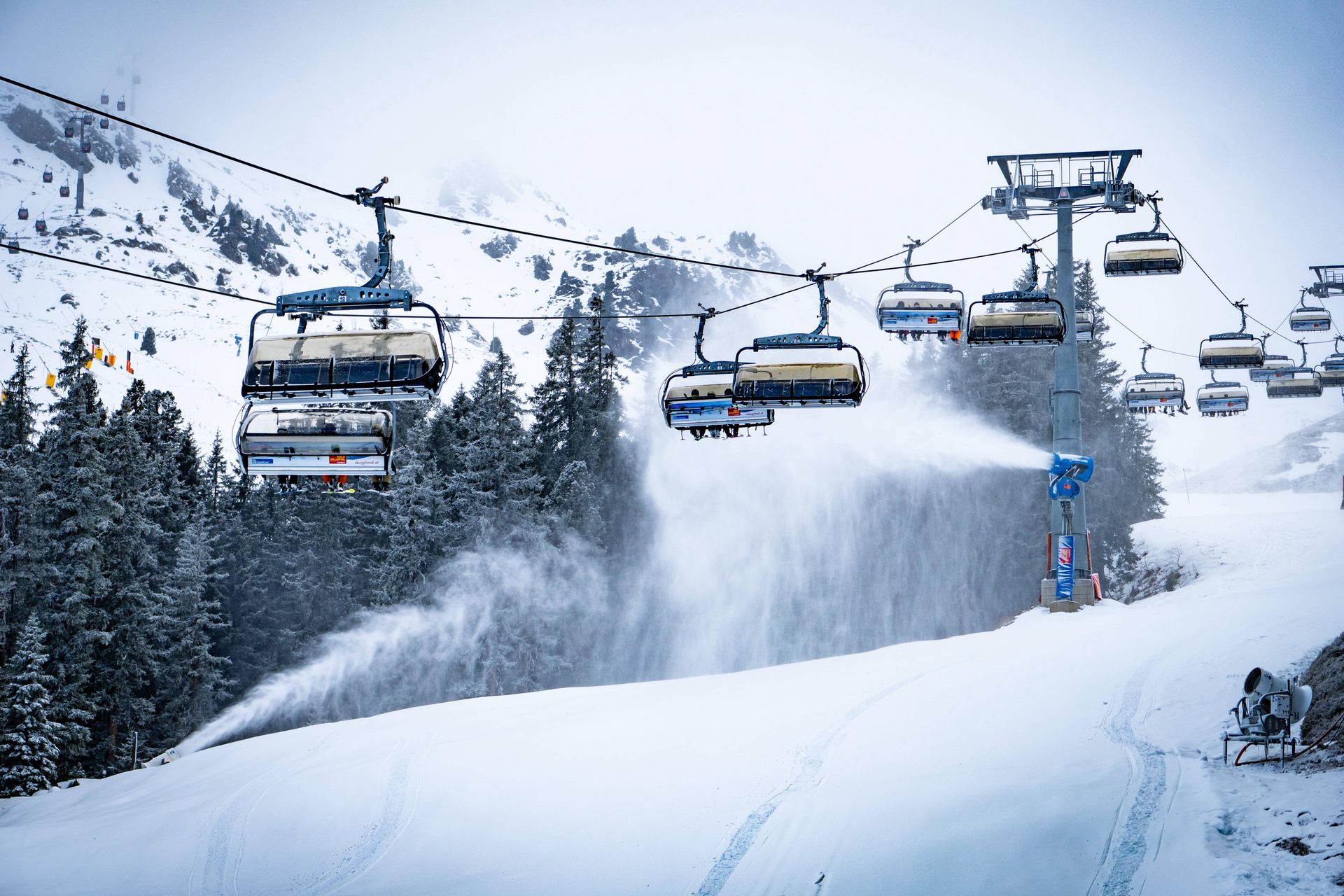 Sześć ofiar w weekend. Narciarze stwarzają ryzyko lawin w Alpach