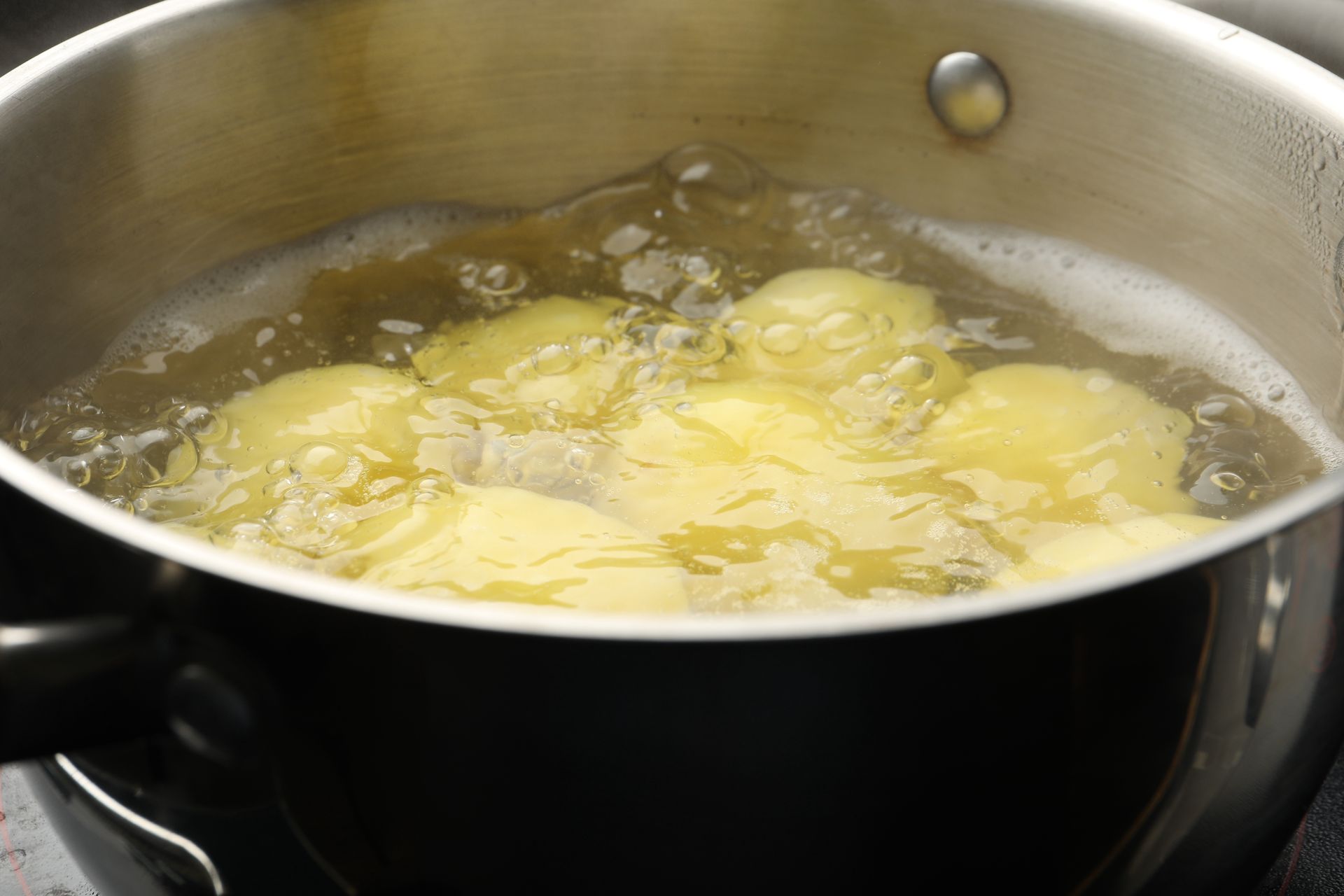 Sama sól to za mało. Ziemniaki gotuje w tym wywarze i są pełne smaku