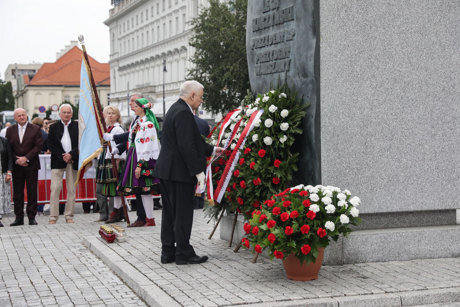 Gargamel zdenerwował się na miesięcznicy. "Śmiecie, które tu stoją"
