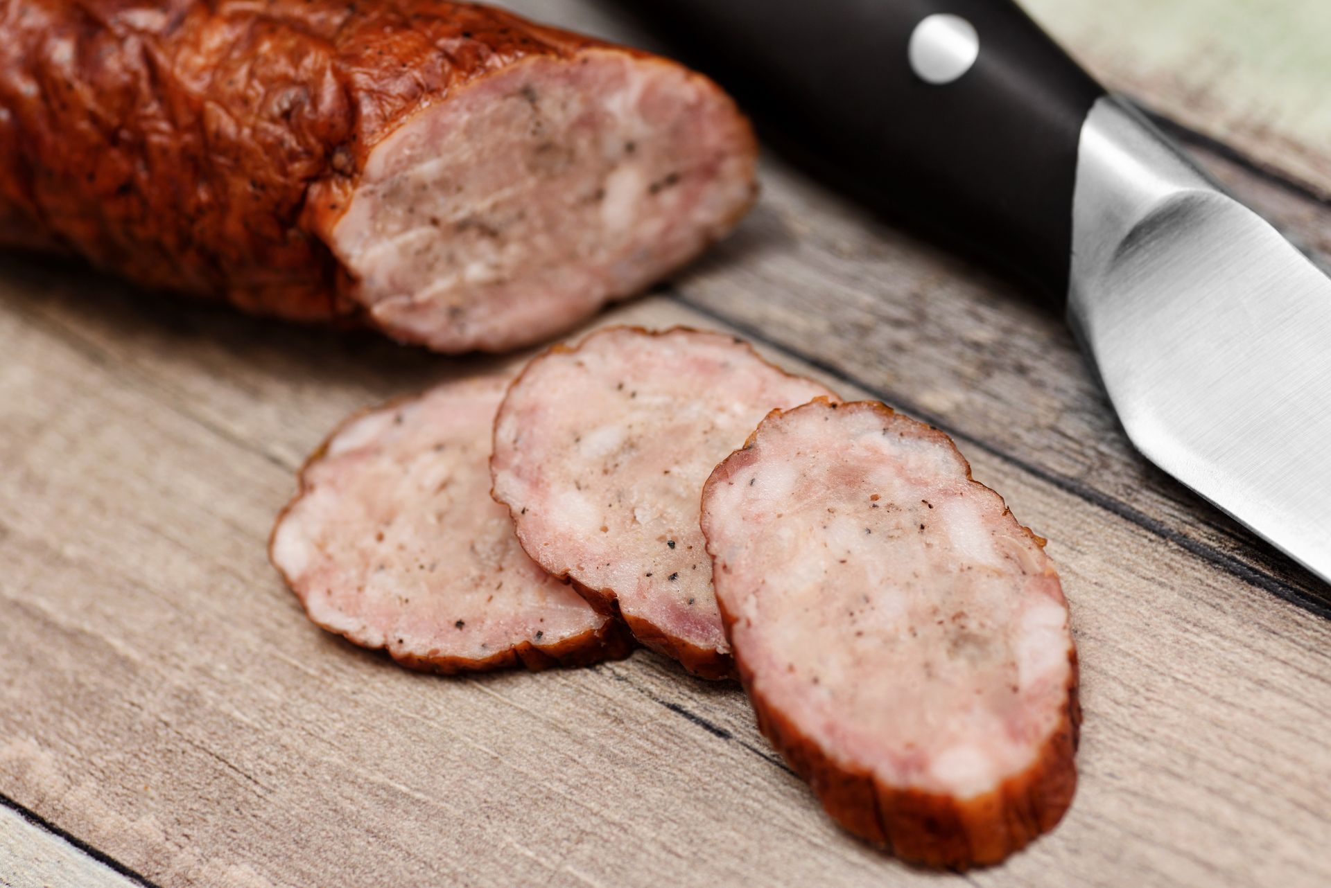 Dziadek co roku na Wielkanoc robi swojską kiełbasę. Jej smak jest nie do podrobienia