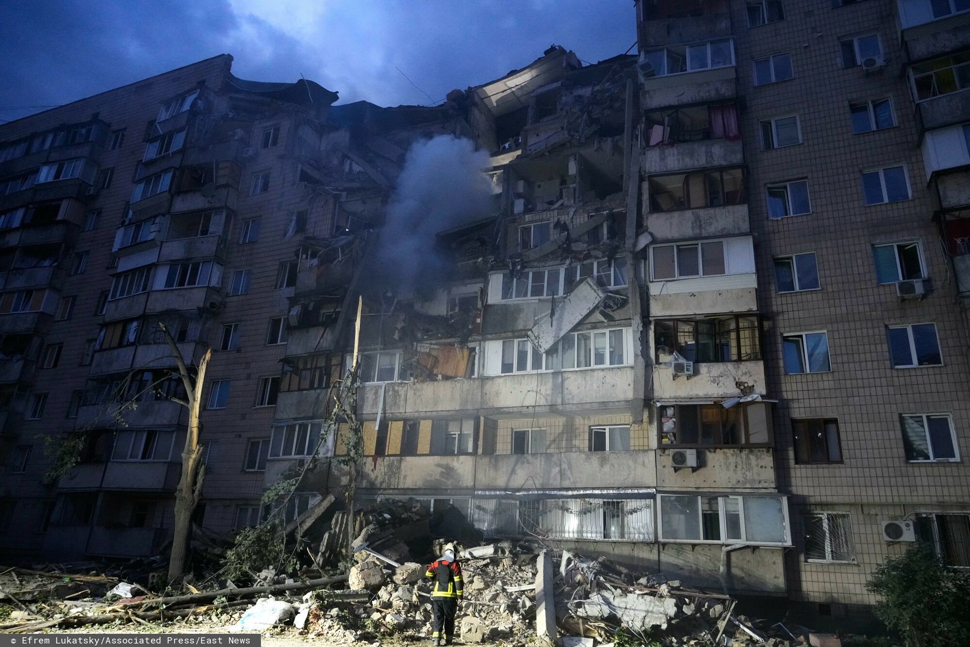 Zmasowany atak na Kijów. Bomby spadły na budynki mieszkalne