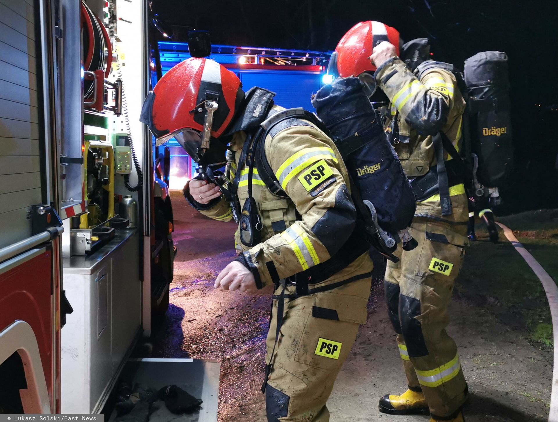 Ogień pojawił się po północy. Dwie osoby zginęły