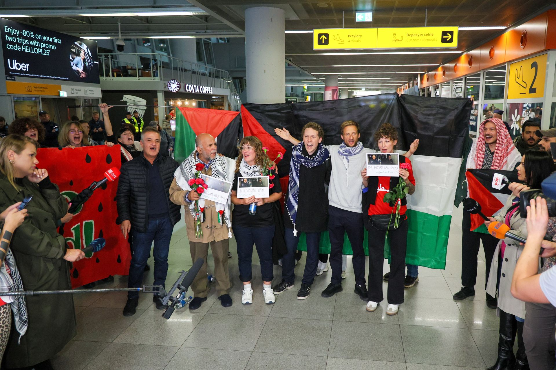 Zatrzymani przez Izrael Polacy wrócili. Na lotnisku padły okrzyki