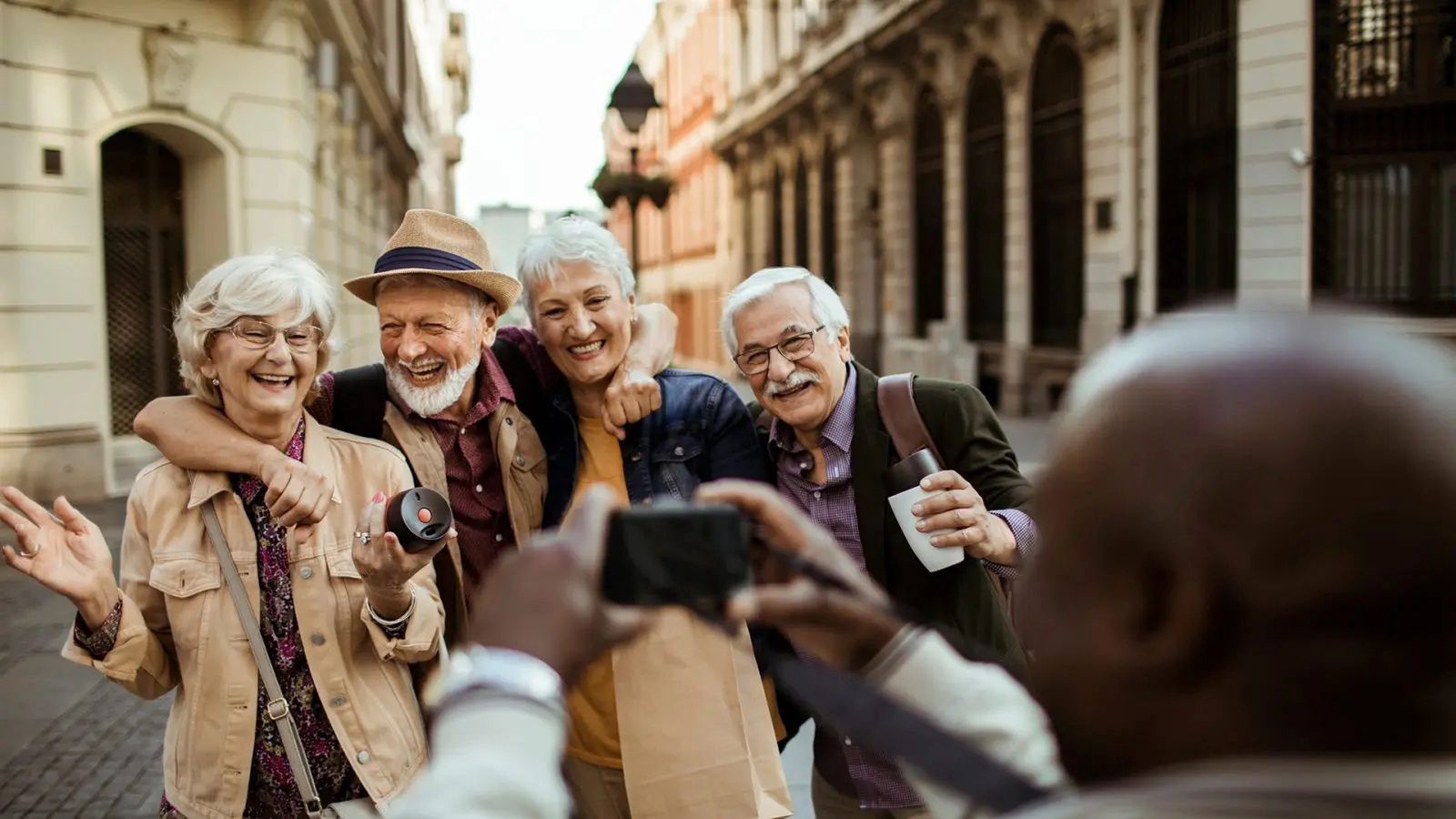 Seniorzy a technologie w podróży i cyberzagrożenia. Ruszyły warsztaty