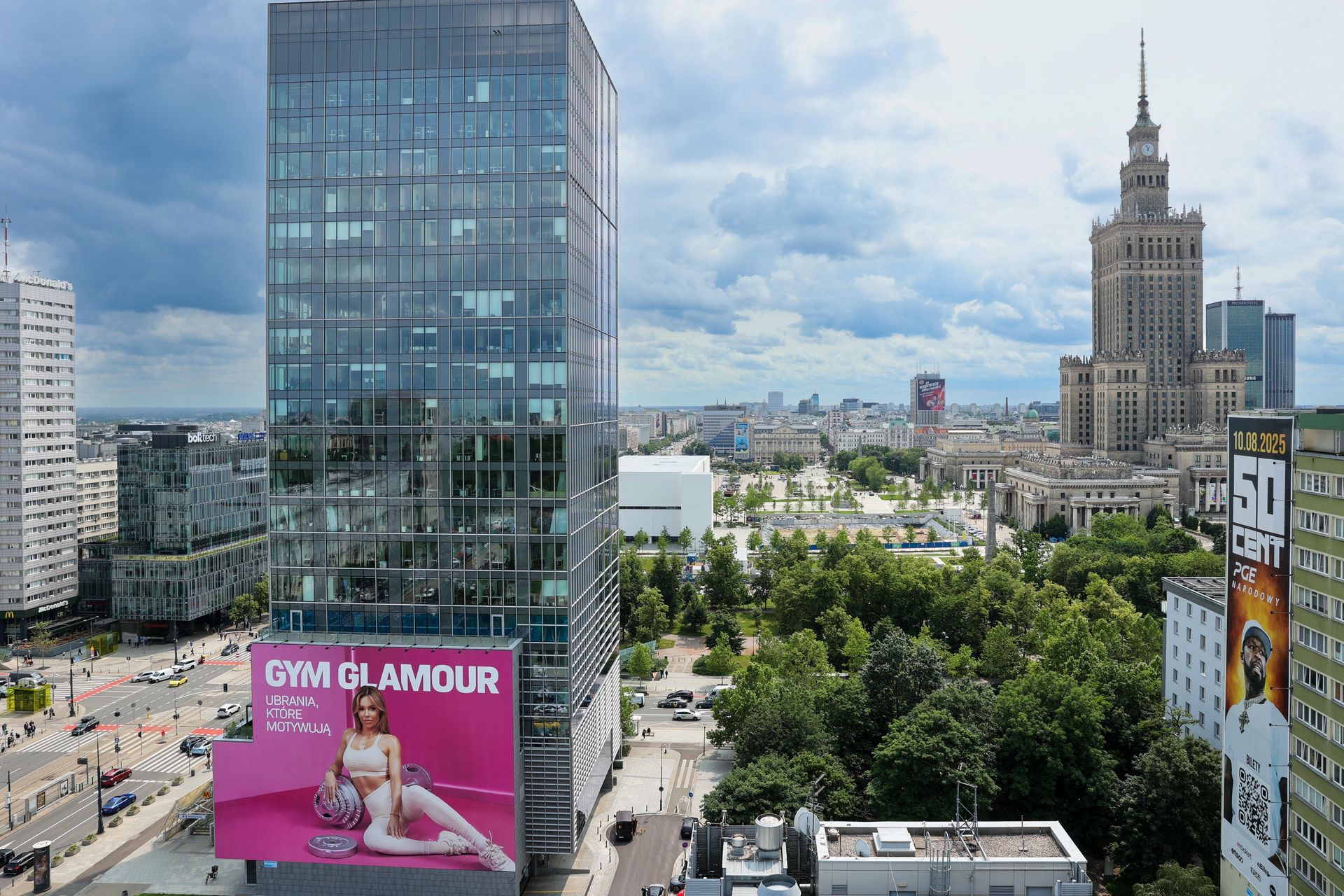 Młodzież tańczy pogo. Warszawiaków przestraszyło imprezowanie w parku