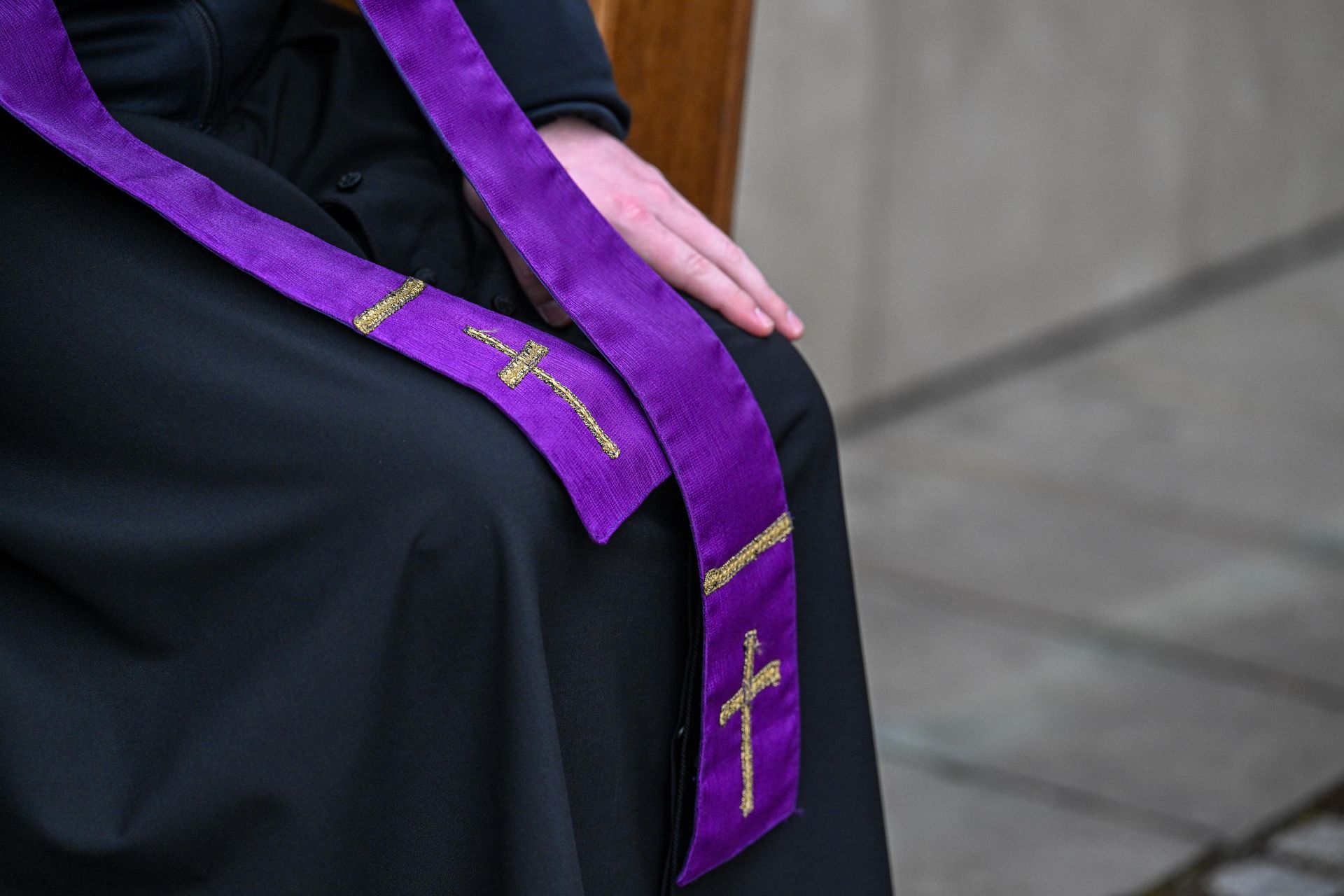 Chciał odmówić pogrzebu przez zbyt niską kwotę. Złożył rezygnację