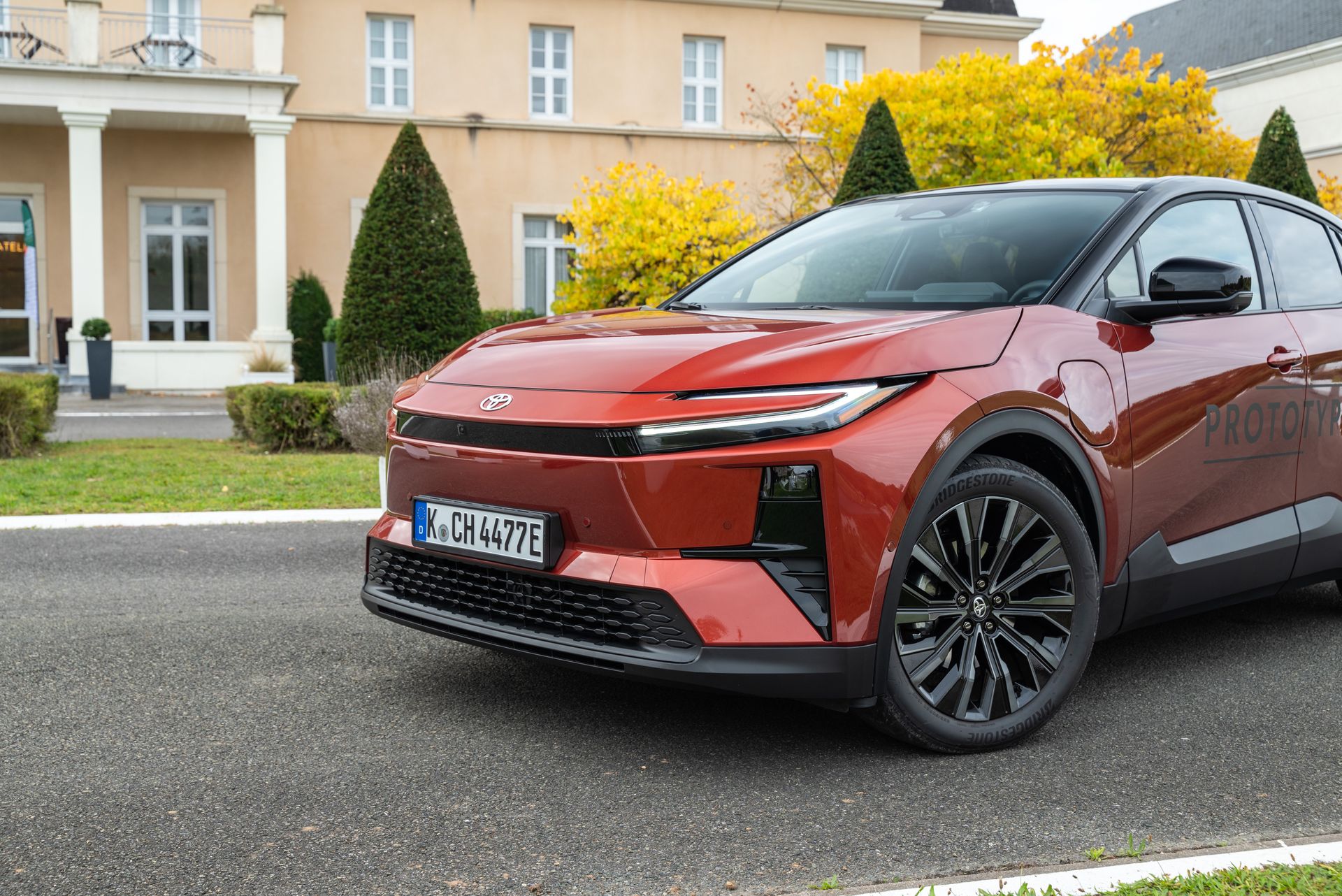 Elektryczna Toyota C-HR+ wjeżdża do salonów. Znamy ceny