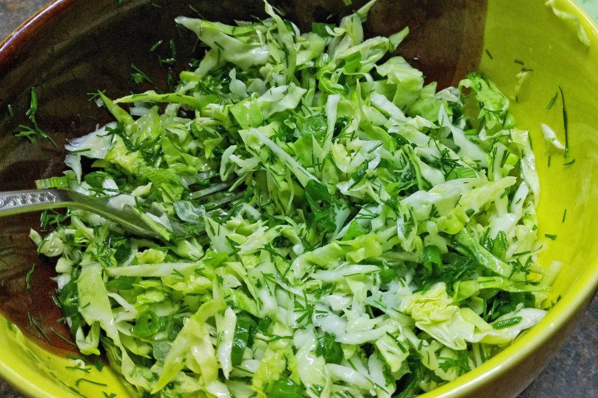 Poszatkowaną pekińską zalewam pysznym zielonym sosem. Ta surówka to prawdziwy letni sztos