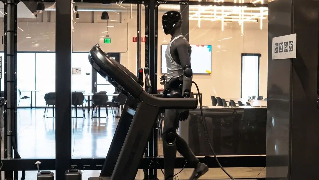 Postawili humanoidalnego robota na bieżni. Szedł przez 9 dni