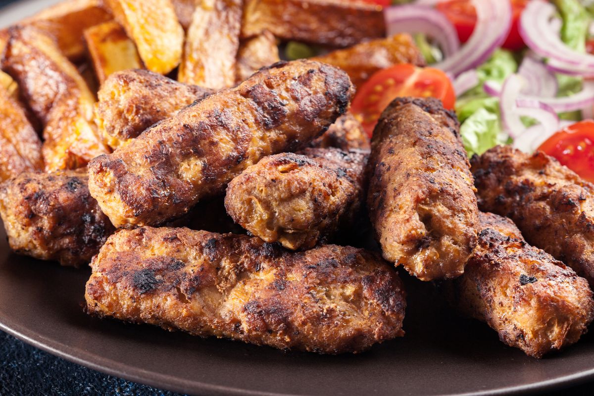 Zamiast smażyć, grilluję jak na Bałkanach. Kotleciki wychodzą soczyste i aromatyczne