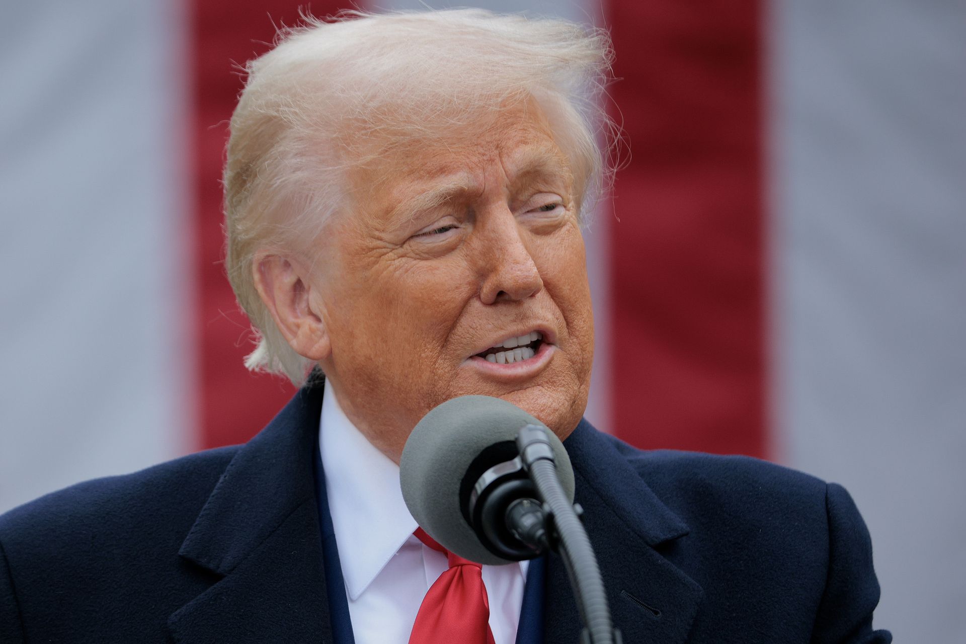 "To mina podłożona pod światowy system handlu". Przez cła Trump zrywa z Zachodem?