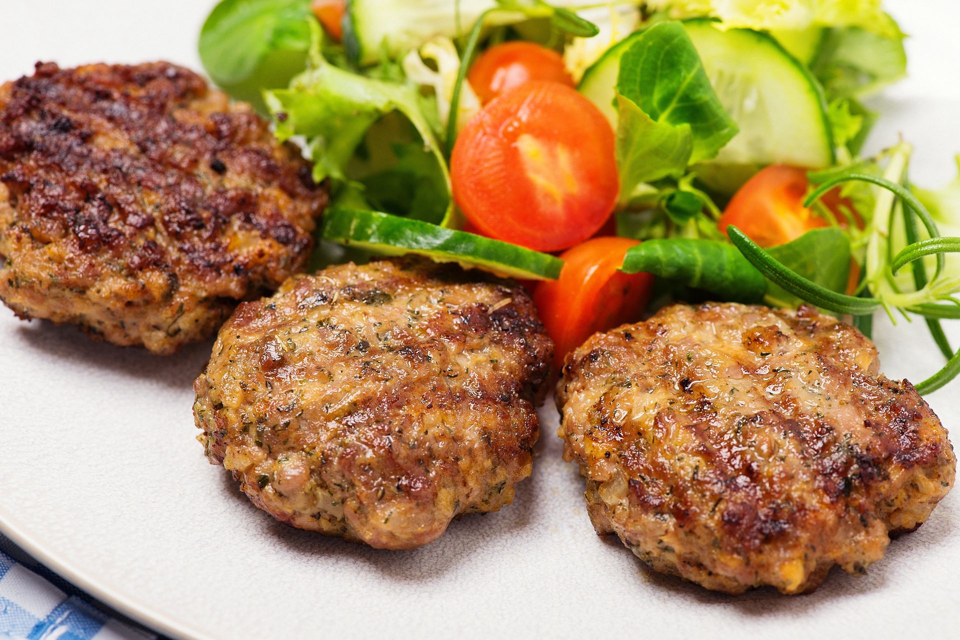 Dodaję do mięsa mielonego. Kotlety wychodzą pulchne i soczyste w środku