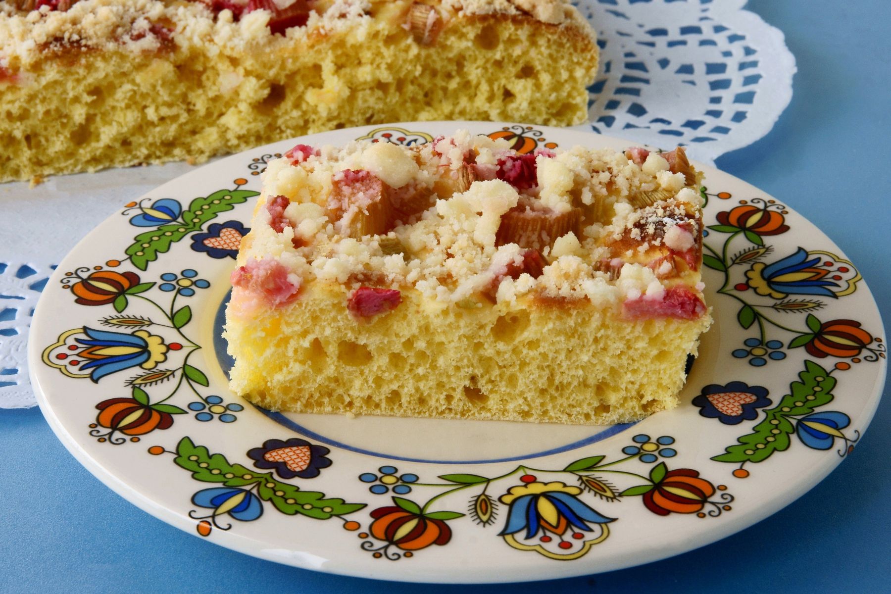 Do kawy robię ciasto z rabarbarem na oleju. Jest wilgotne, a kruszonka przyjemnie chrupie