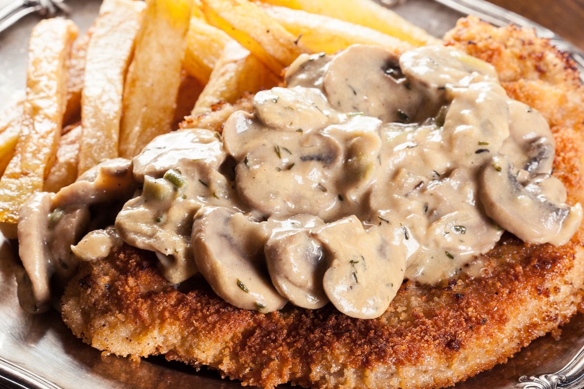 Układam na kotletach schabowych i podaję z ziemniaczkami. Rodzina aż piszczy z zachwytu