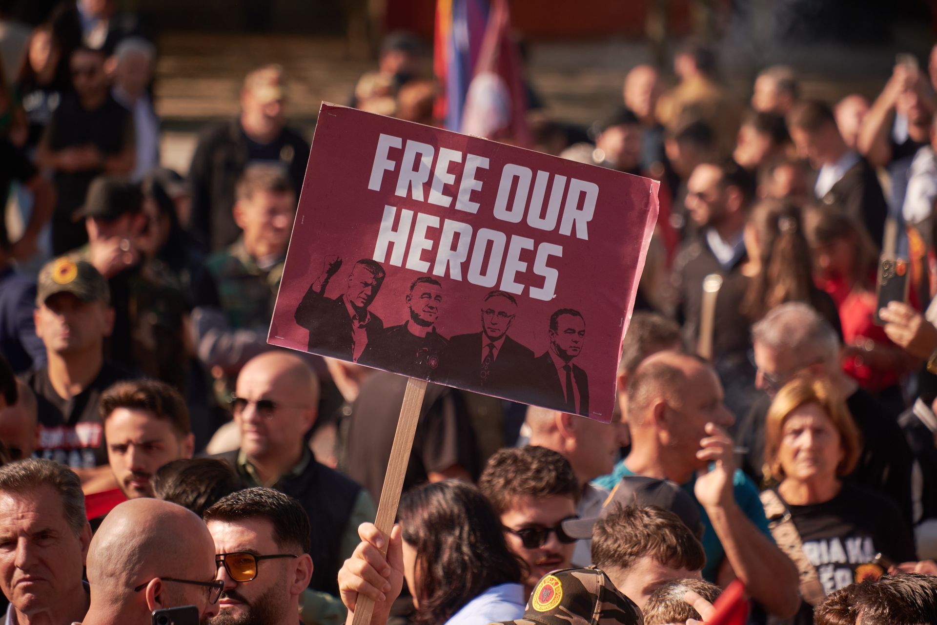 10. dzień protestów w Kosowie. Bronią skazanych za zbrodnie wojenne
