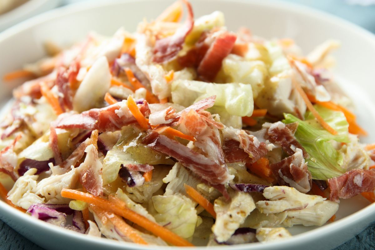 Dorzucam do kapusty. Surówka znika szybciej niż schabowy