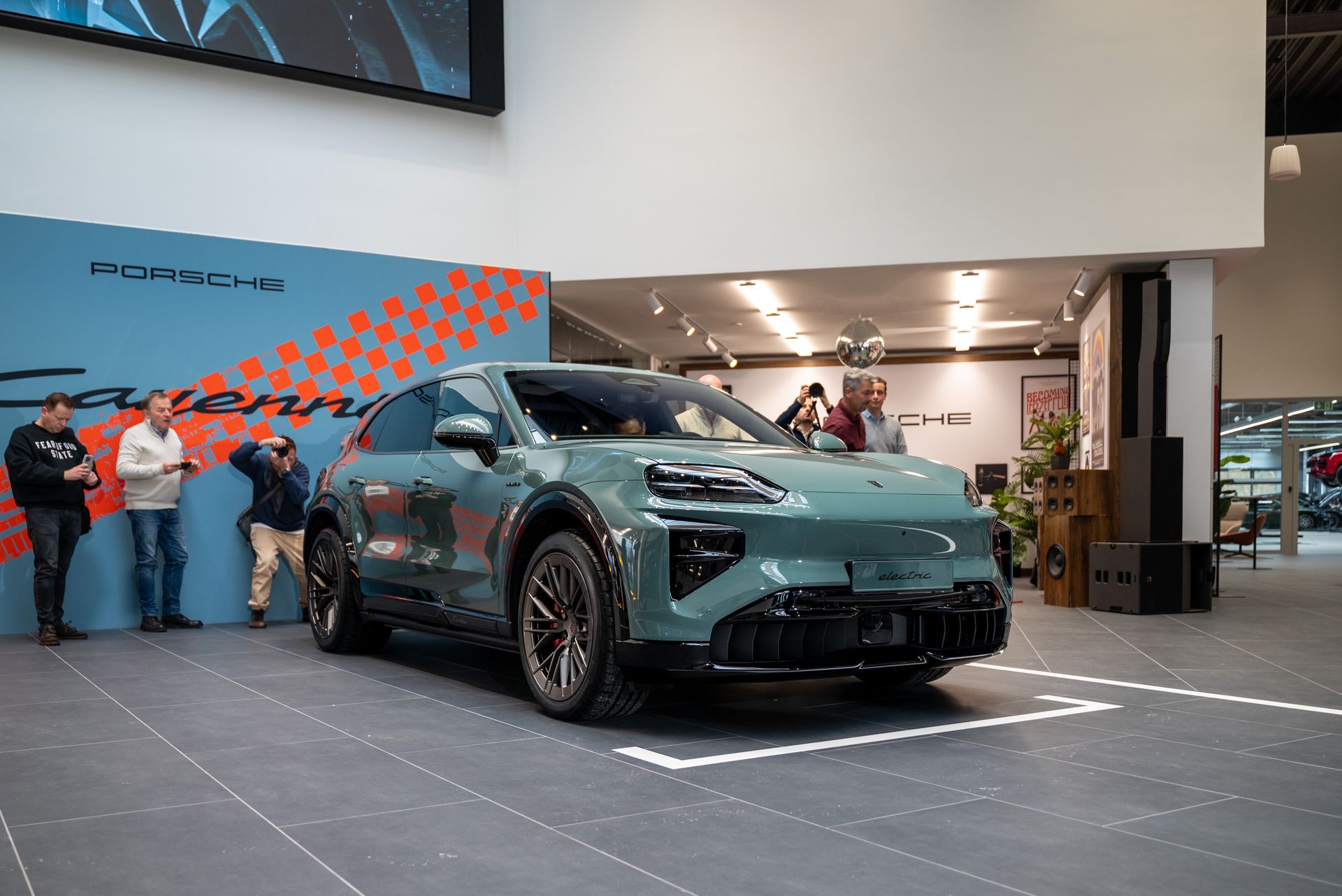 Elektryczne Porsche Cayenne debiutuje w Polsce. Klienci kupują auto w ciemno