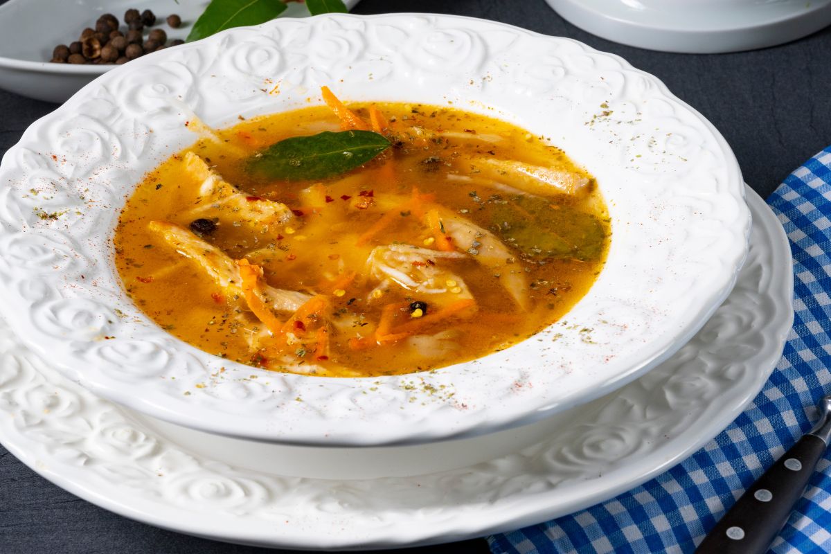 Jesienią nie robię na rosole pomidorówki. Ta zupa jest bardziej aromatyczna, świetnie syci i rozgrzewa
