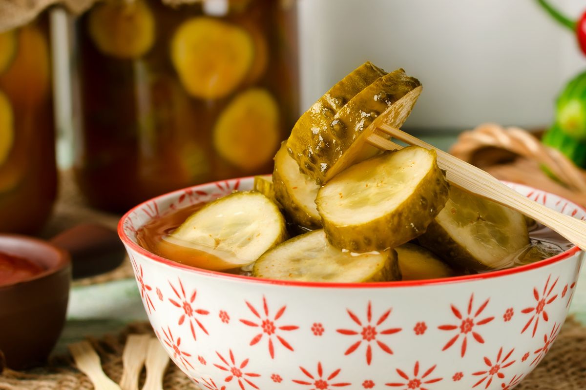 Biorę ogórki i butelkę keczupu. Mercedes wśród zimowych przetworów