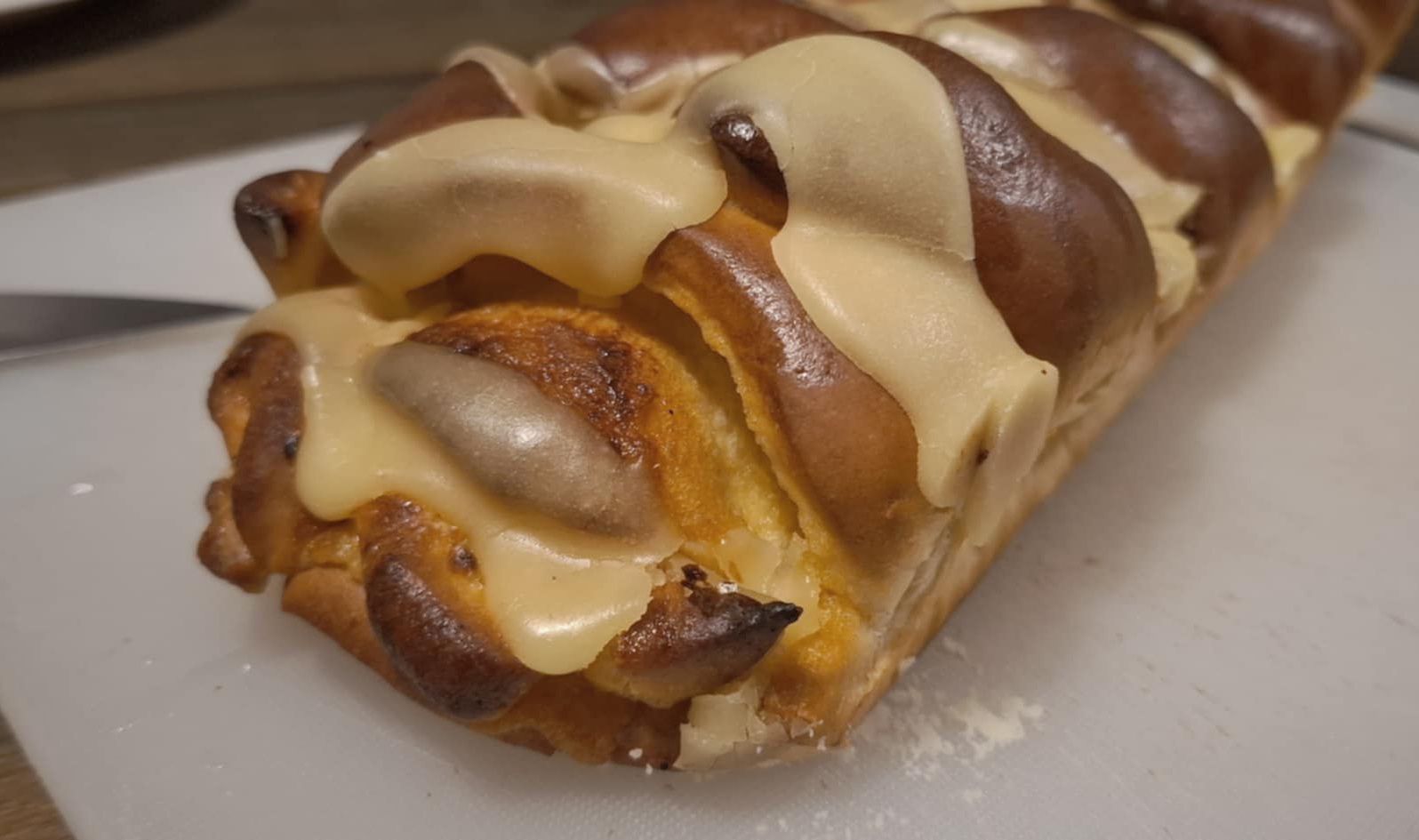 Mięciutka duńska drożdżówka z cynamonem. Kroi się ją jak ciasto i podaje do kawki