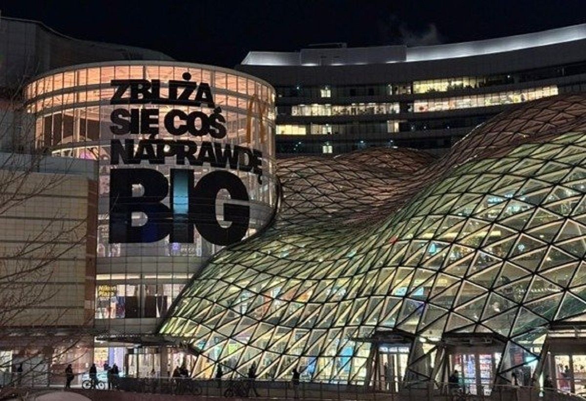 Tajemniczy napis w centrum Warszawy. To zapowiedź nowości w McDonald's